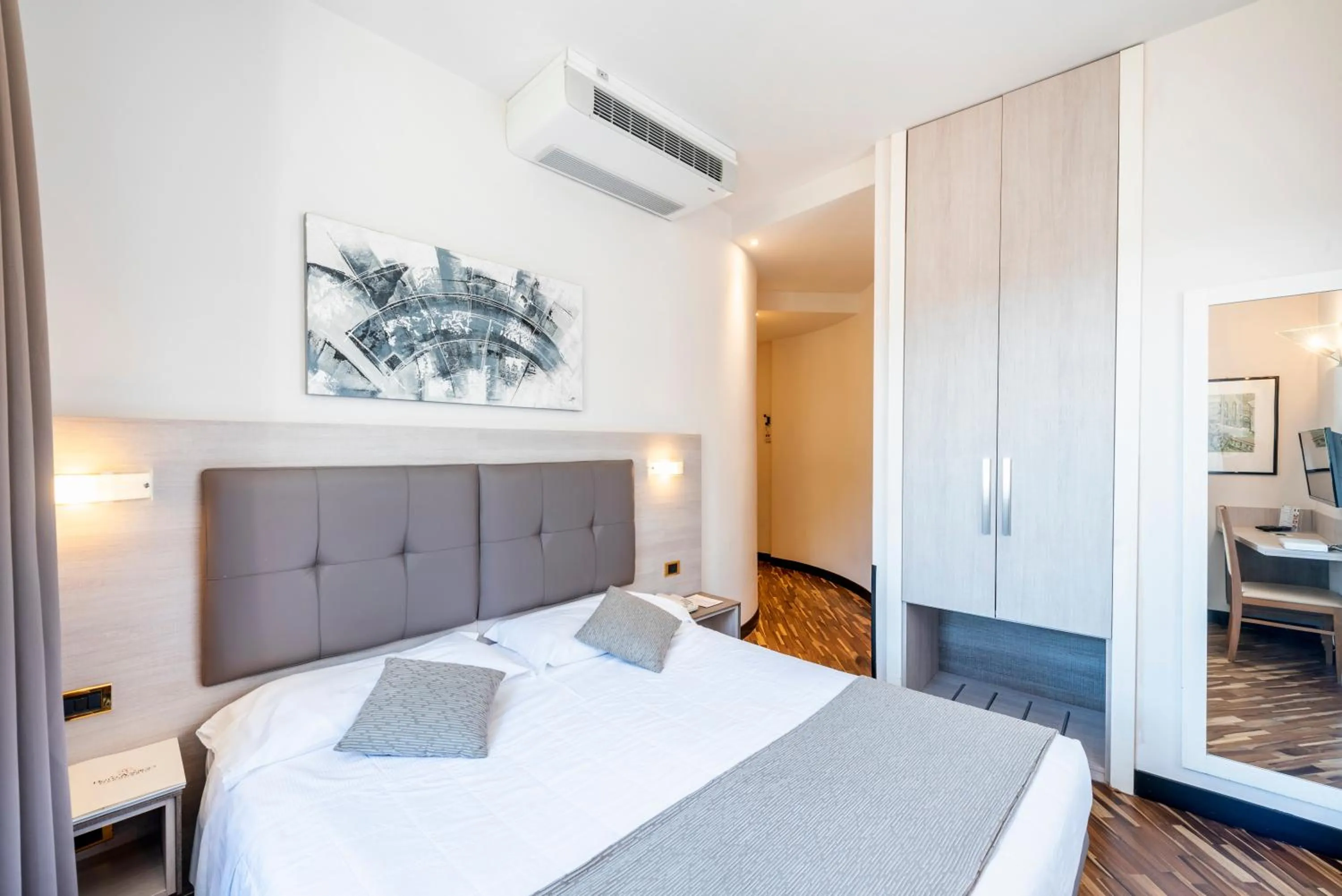 Double Room with Partial Lake View in Hotel Asnigo