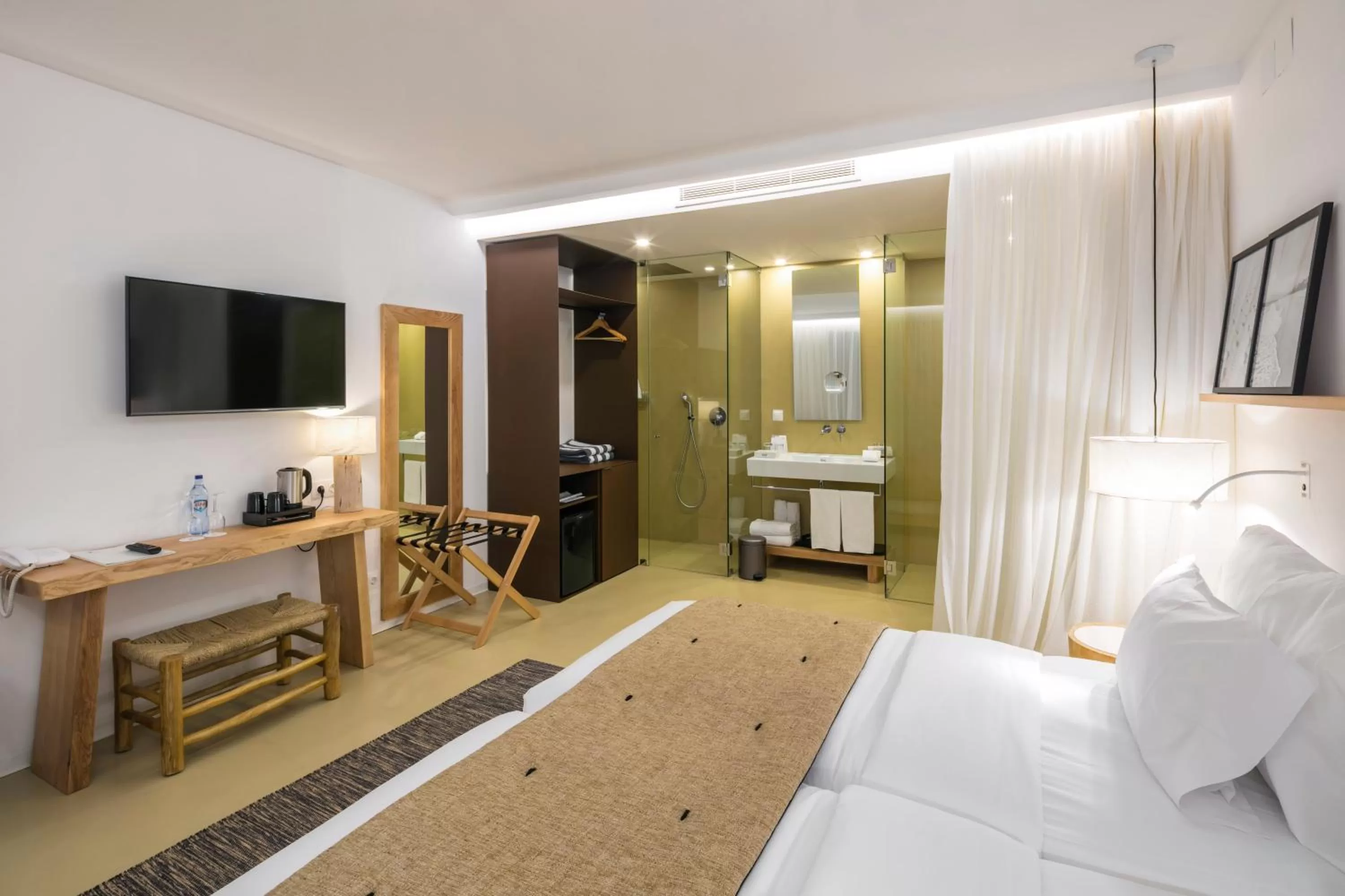 Photo of the whole room, Bed in Lagos Avenida Hotel