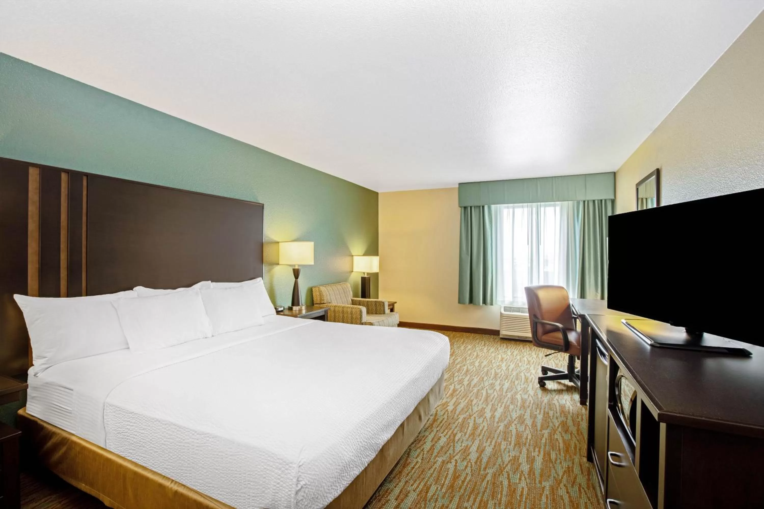 Photo of the whole room, Bed in La Quinta by Wyndham Gillette