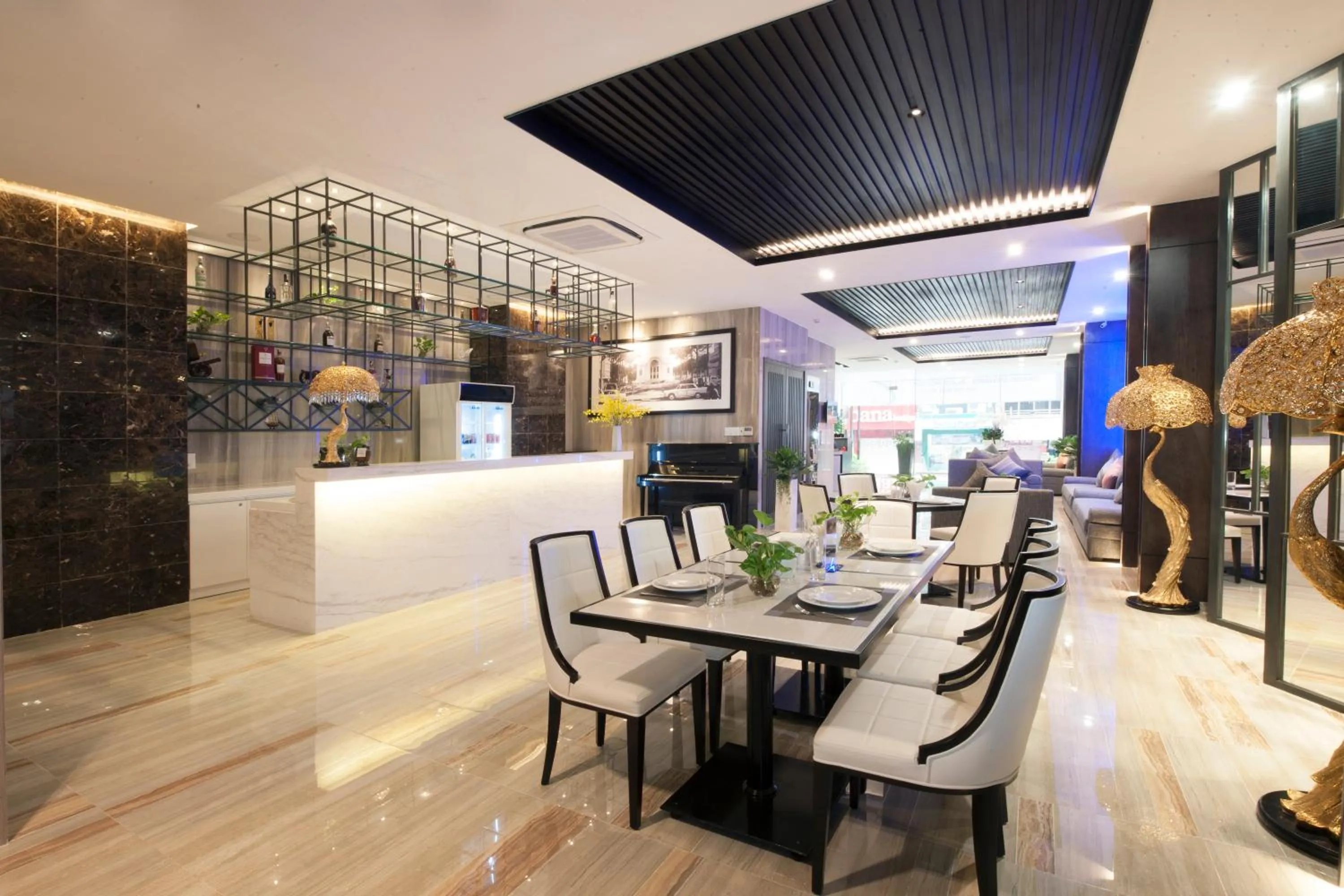 Restaurant/places to eat in Sunrise Central Hotel