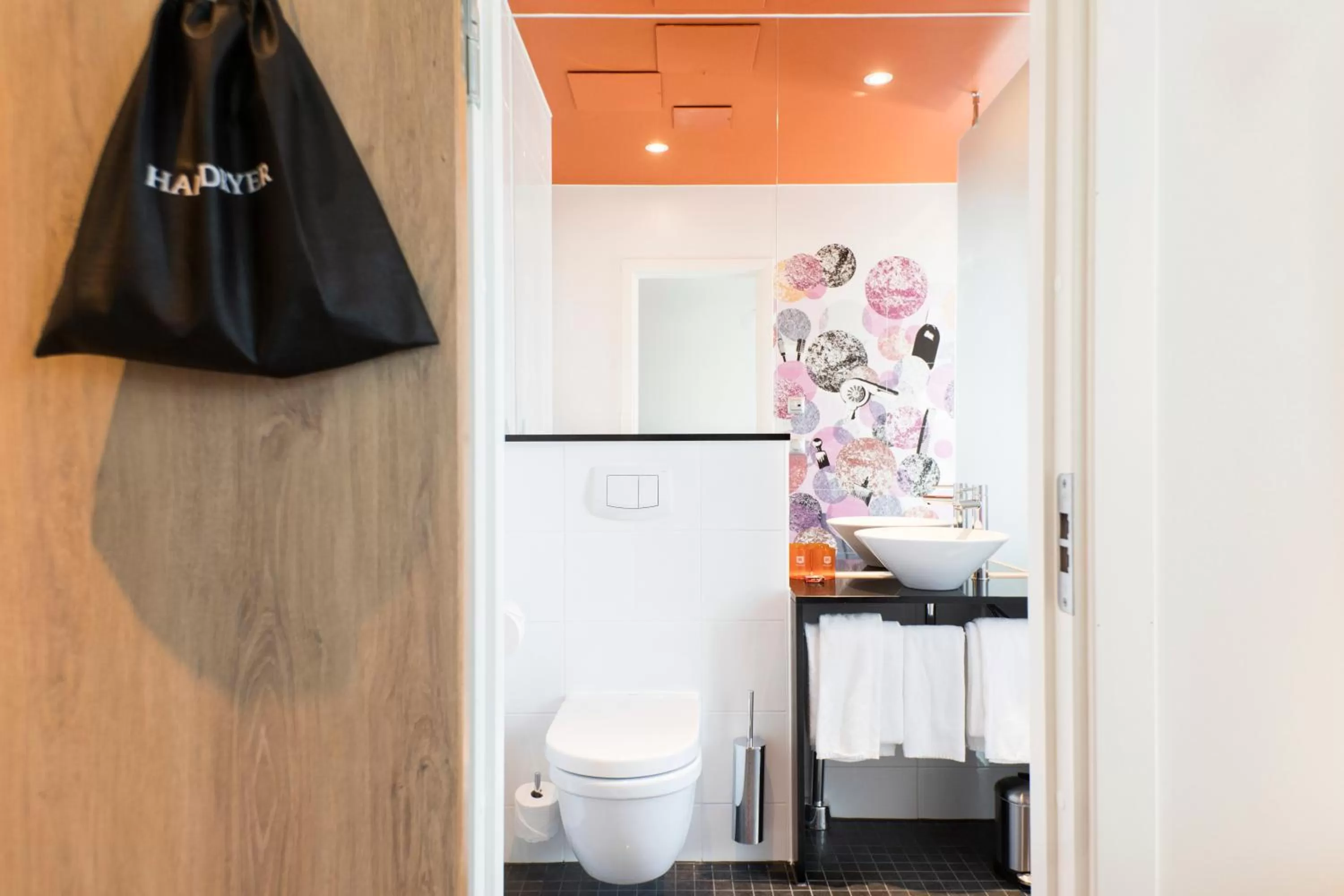 Toilet in Motel L Stockholm Älvsjö