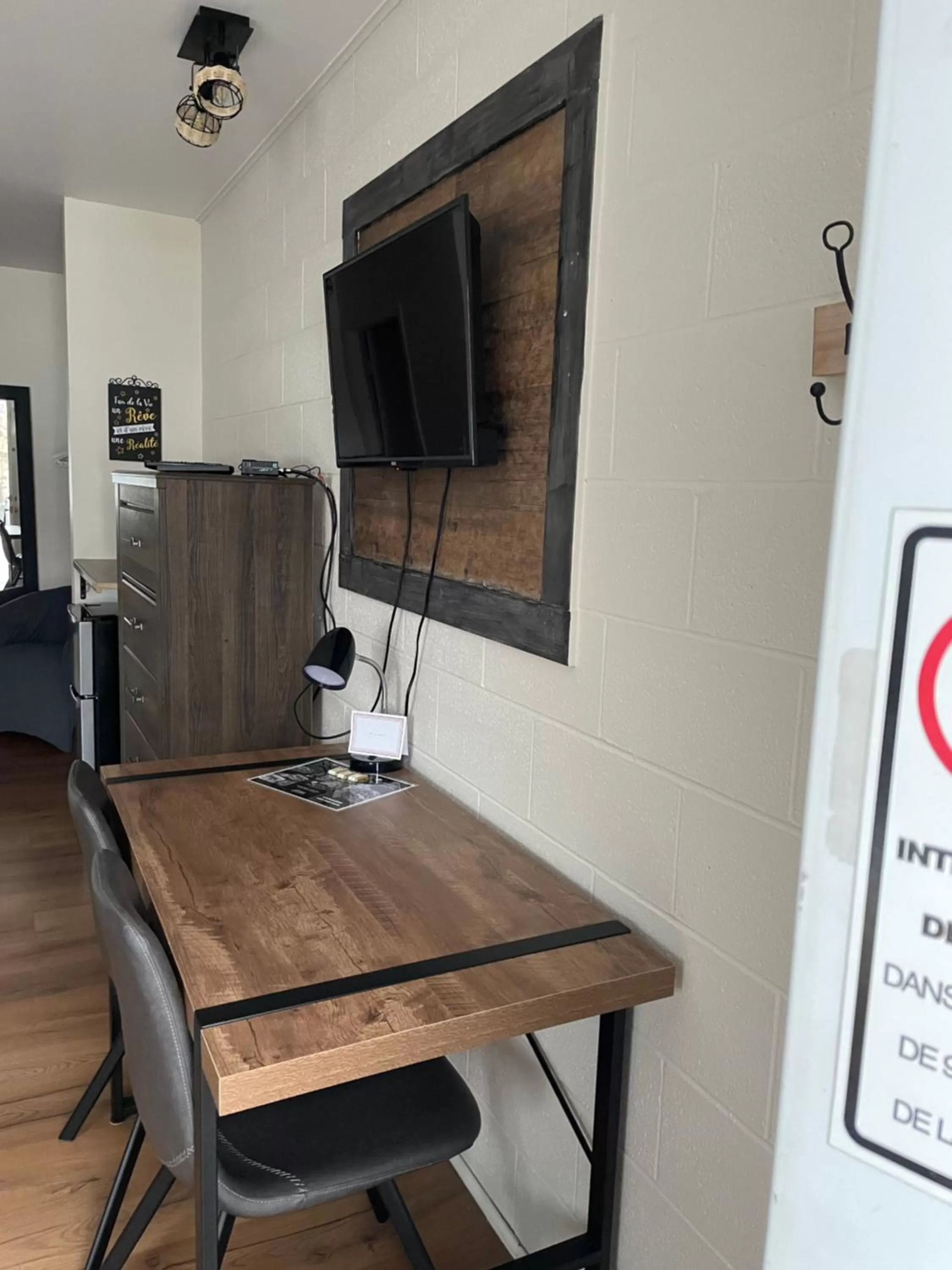 TV/Entertainment Center in Motel Valois YL inc