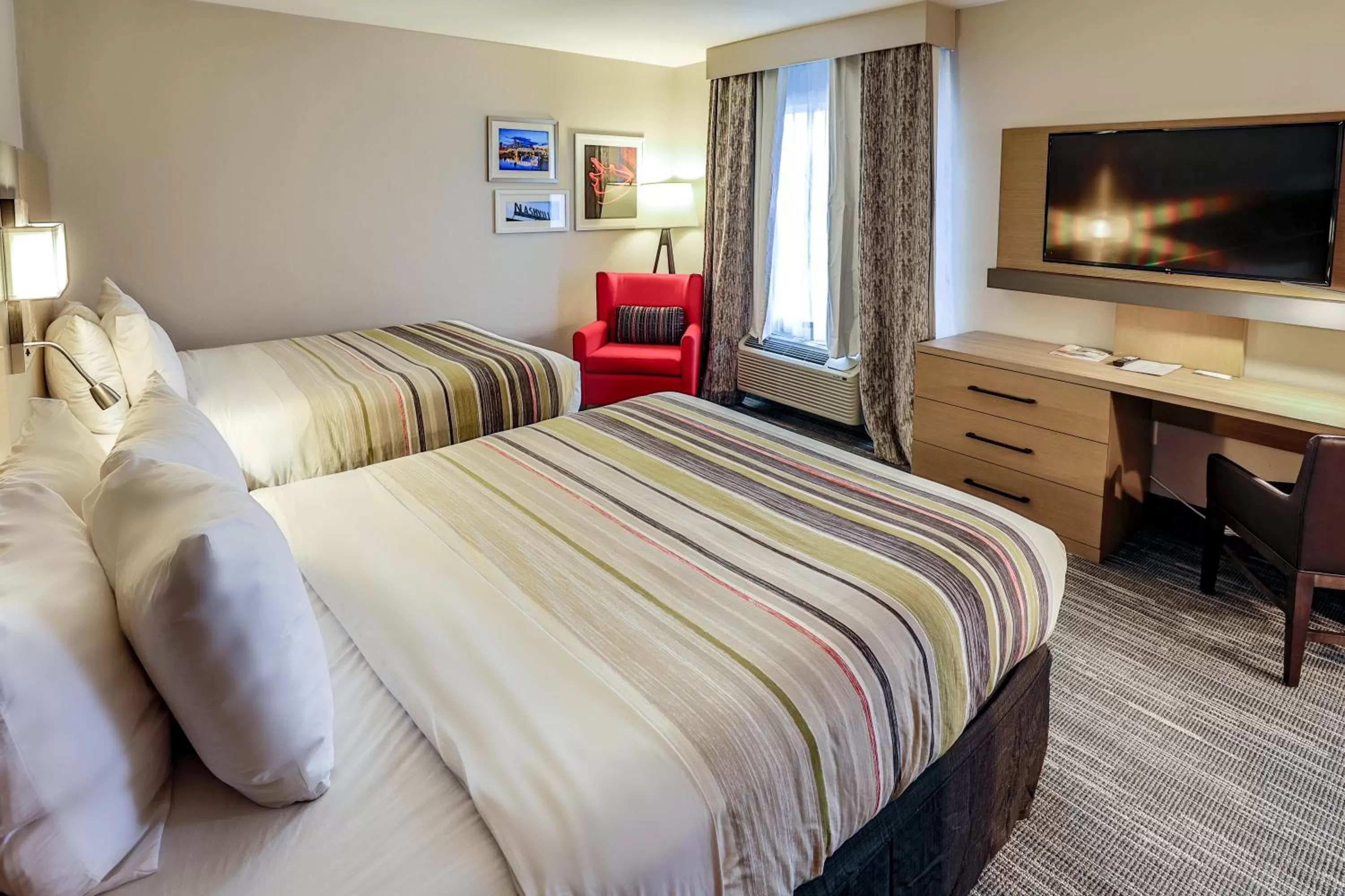 Bed in Country Inn & Suites by Radisson Nashville Airport TN