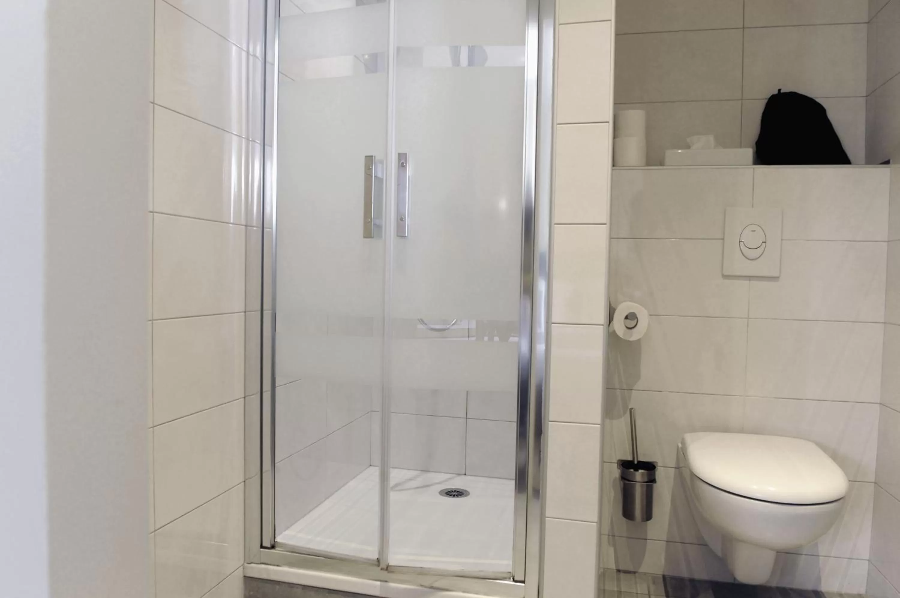 Shower in Logis Hôtel du Chêne