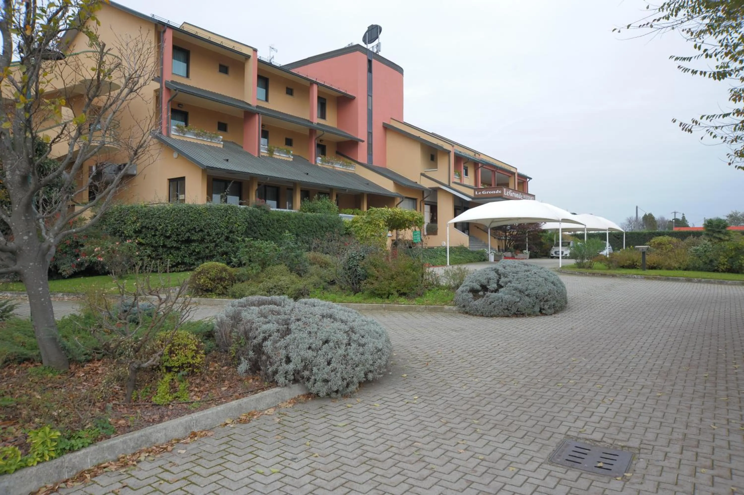 Facade/entrance in Le Gronde