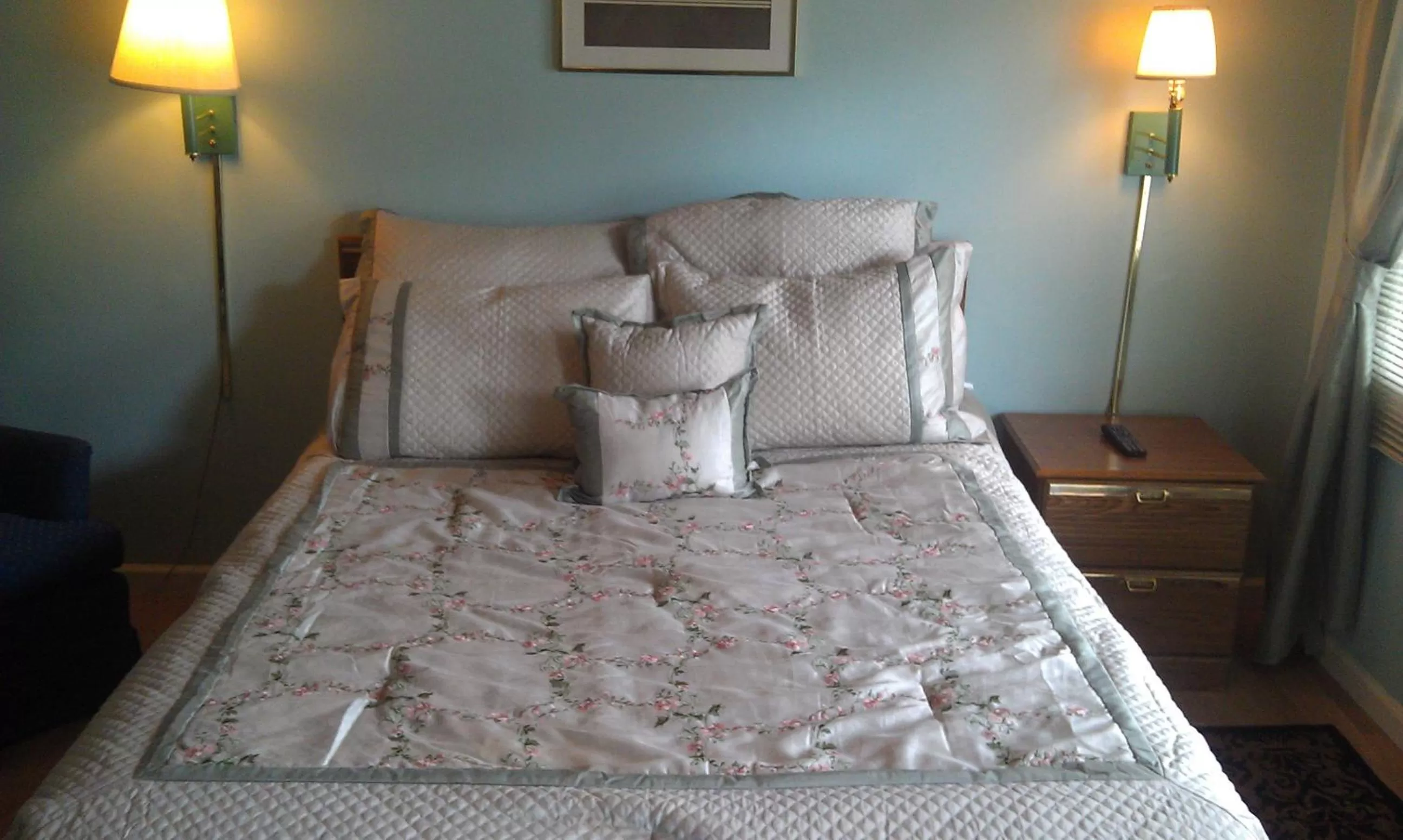 Bed in Community Court Motel