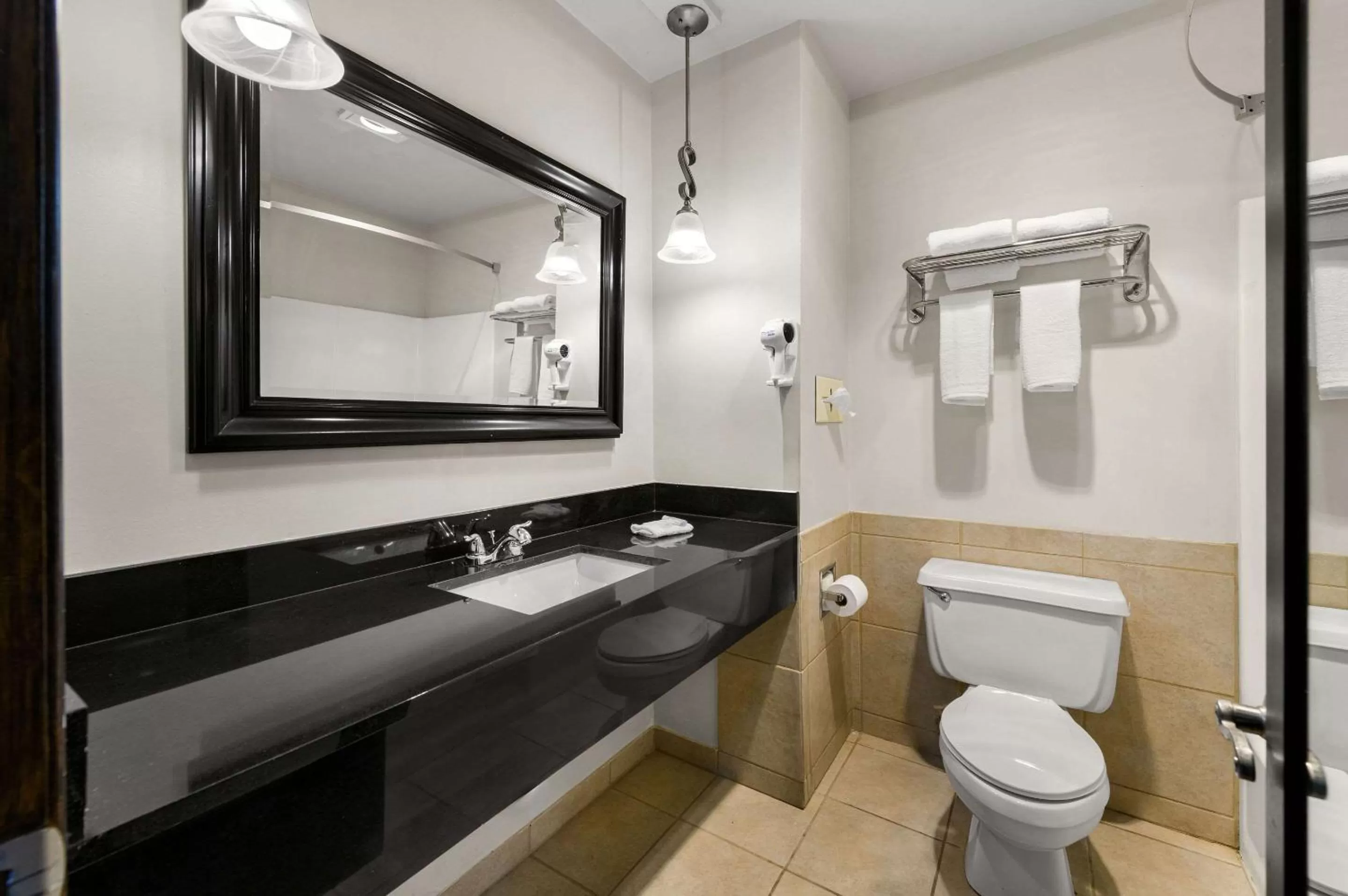 Bathroom in Suburban Studios Kansas City Airport North