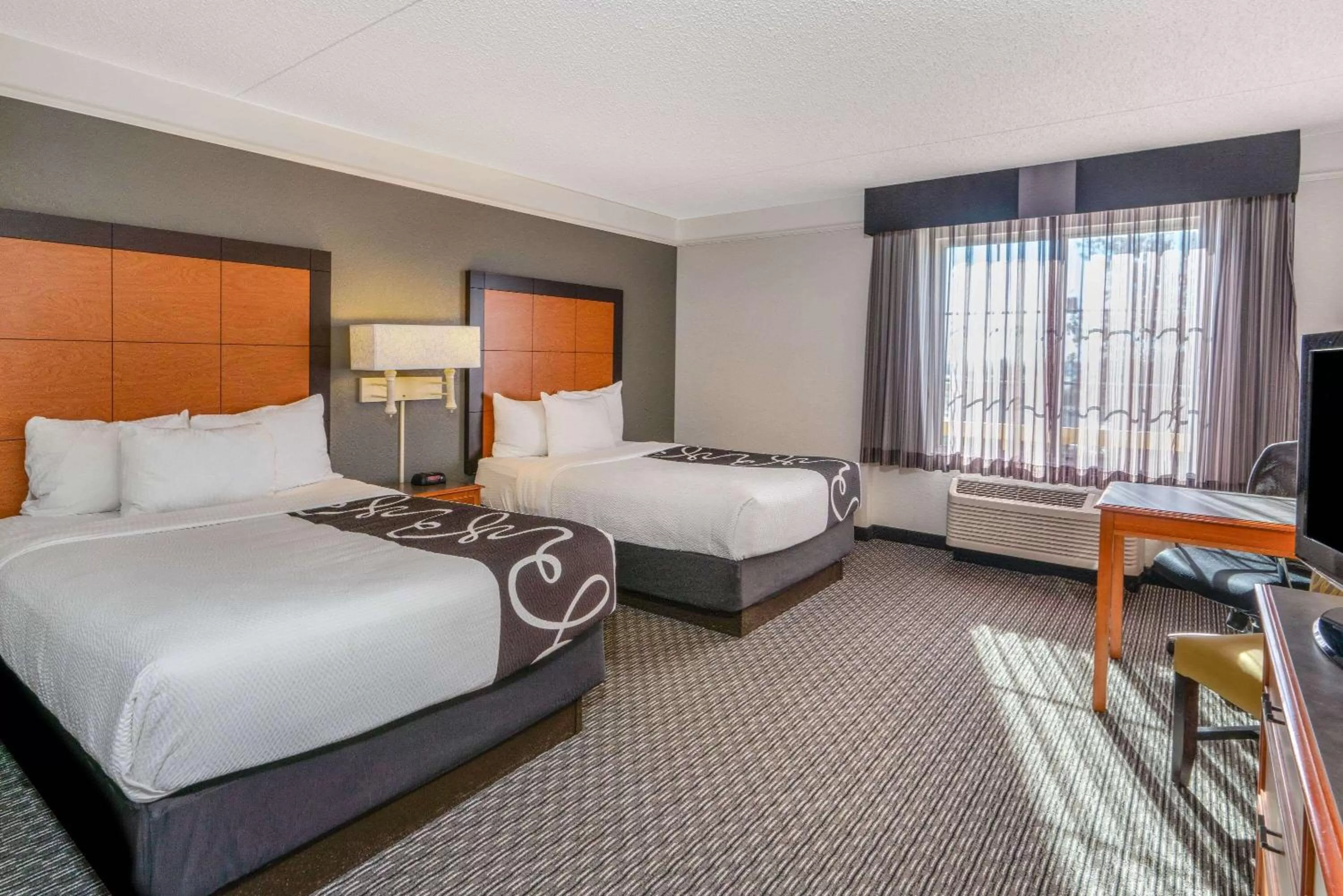 Photo of the whole room, Bed in La Quinta by Wyndham Pueblo