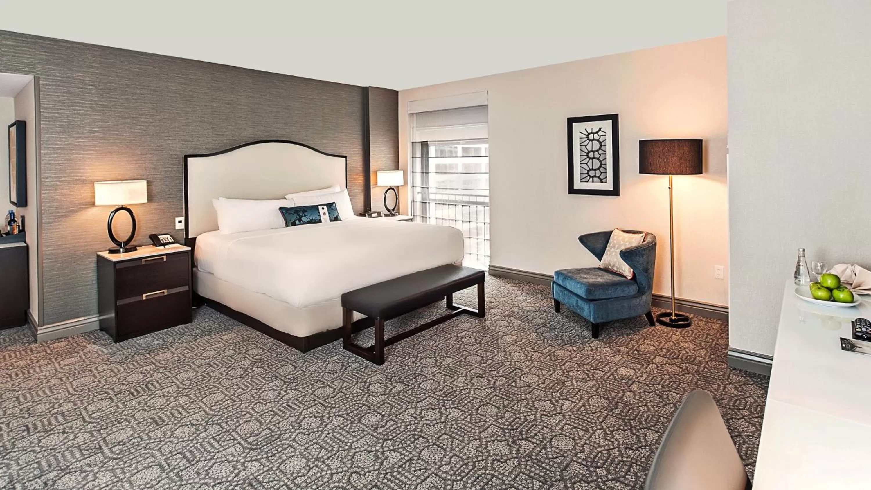 Photo of the whole room, Bed in InterContinental Chicago Magnificent Mile by IHG