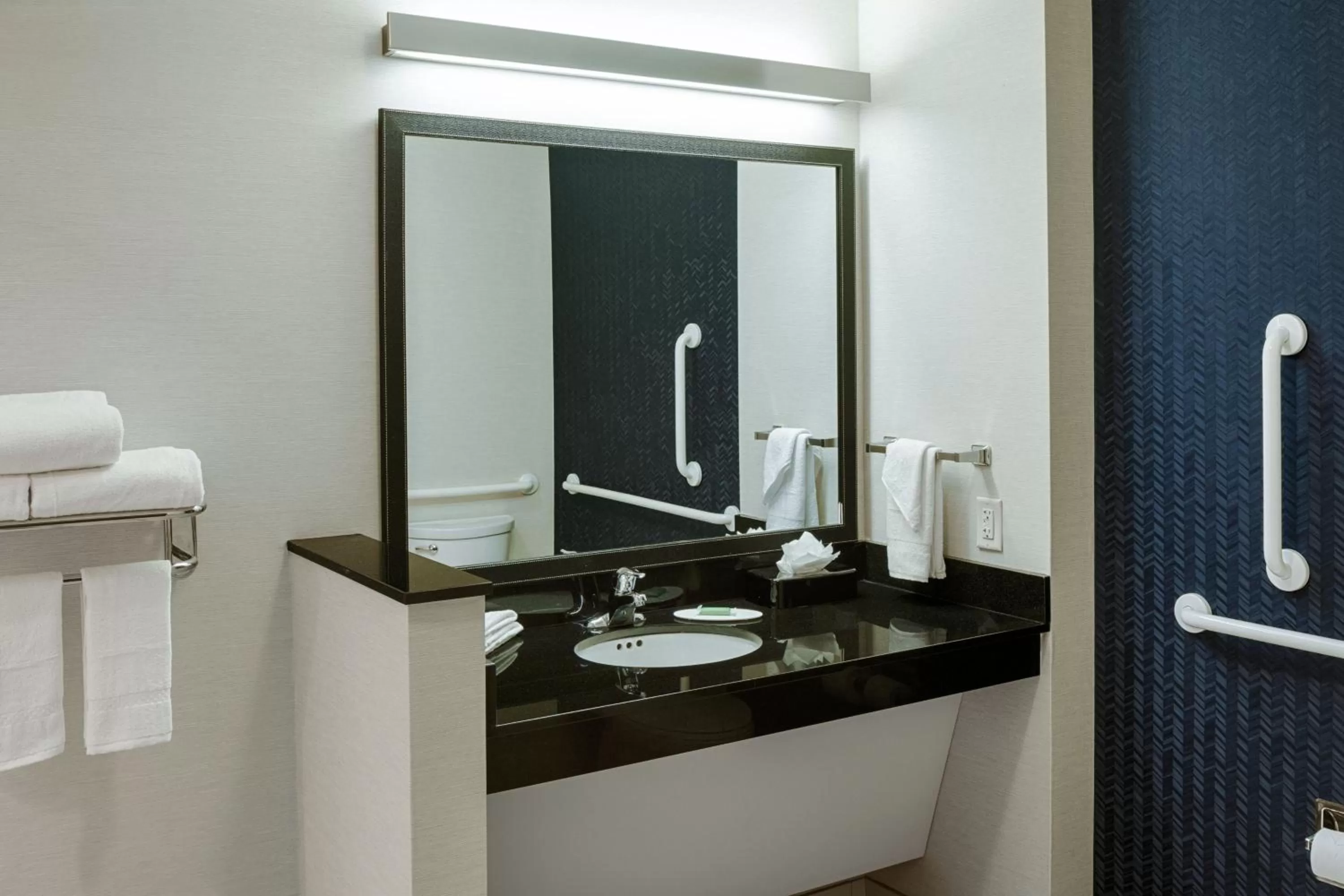 Bathroom in Fairfield Inn & Suites by Marriott Columbus Airport