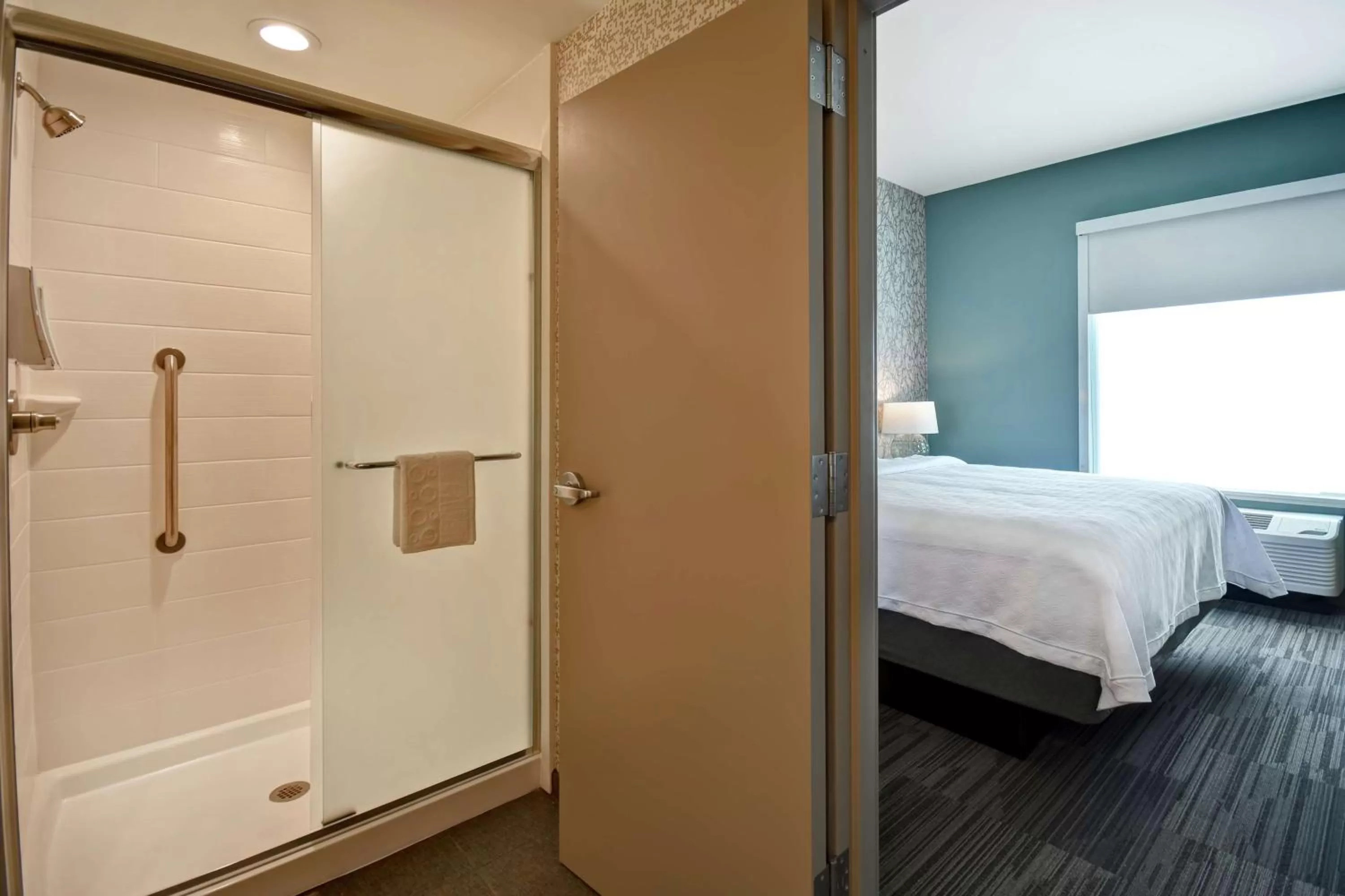 Bathroom, Bed in Home2 Suites By Hilton Birmingham/Fultondale, Al