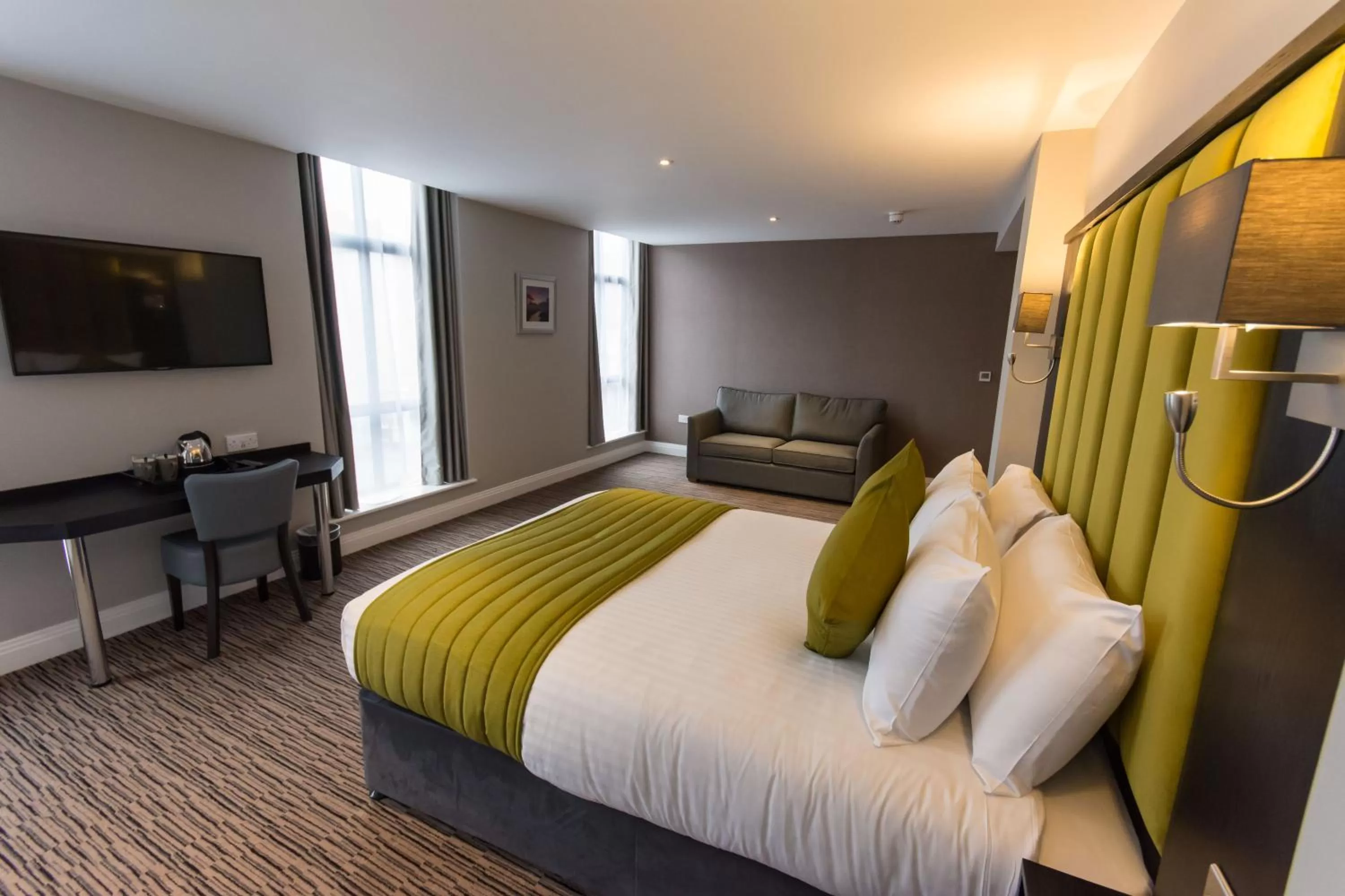 Communal lounge/ TV room, Bed in St Nicholas Hotel Colchester