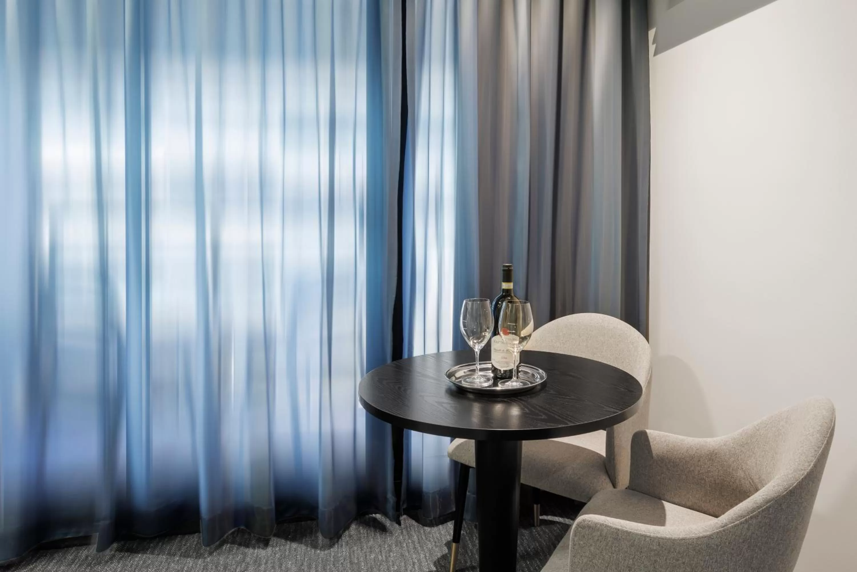 Food and drinks, Seating Area in Mercure Melbourne St Kilda Road