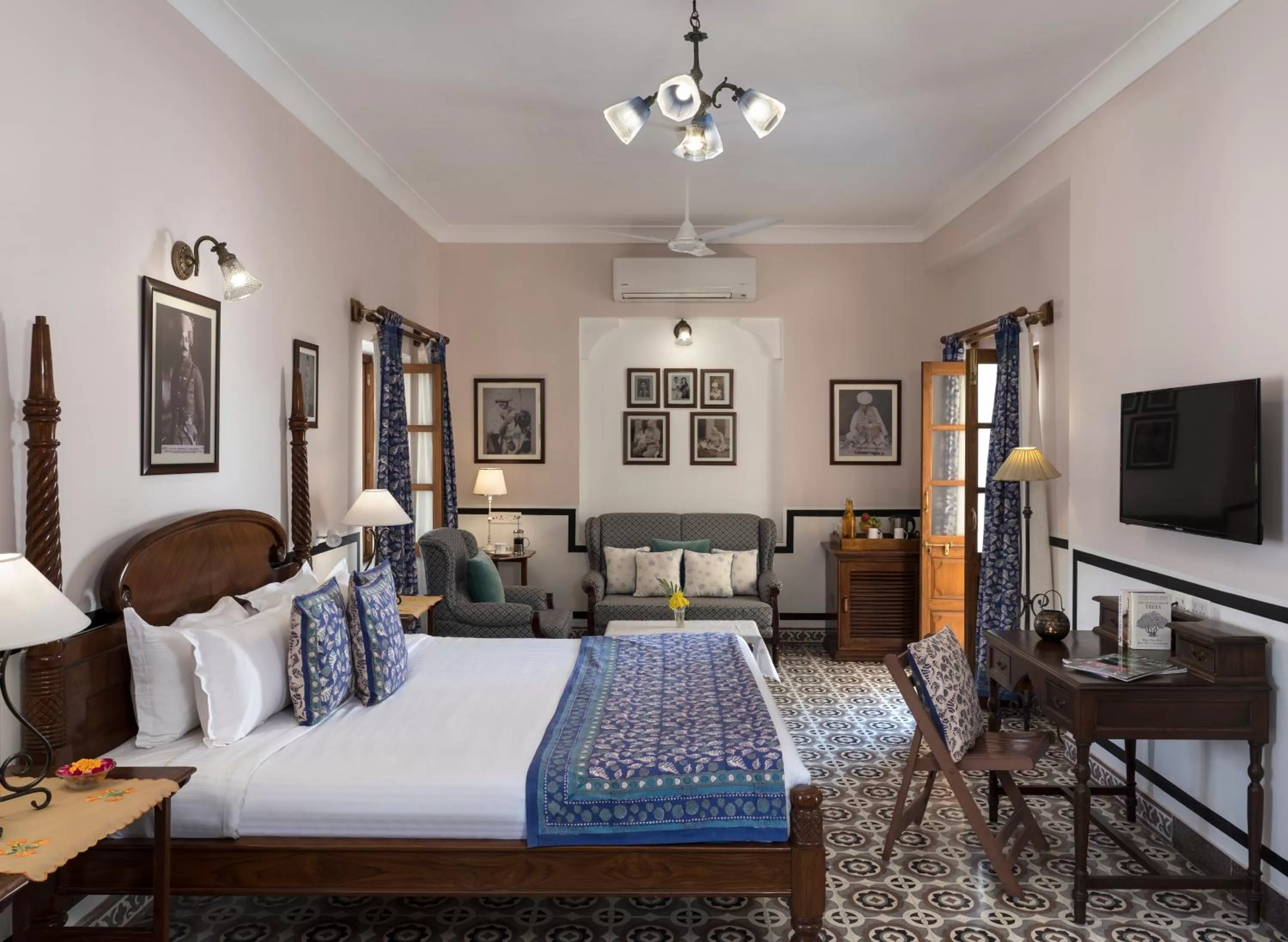 Photo of the whole room, Bed in Ratan Vilas, Jodhpur