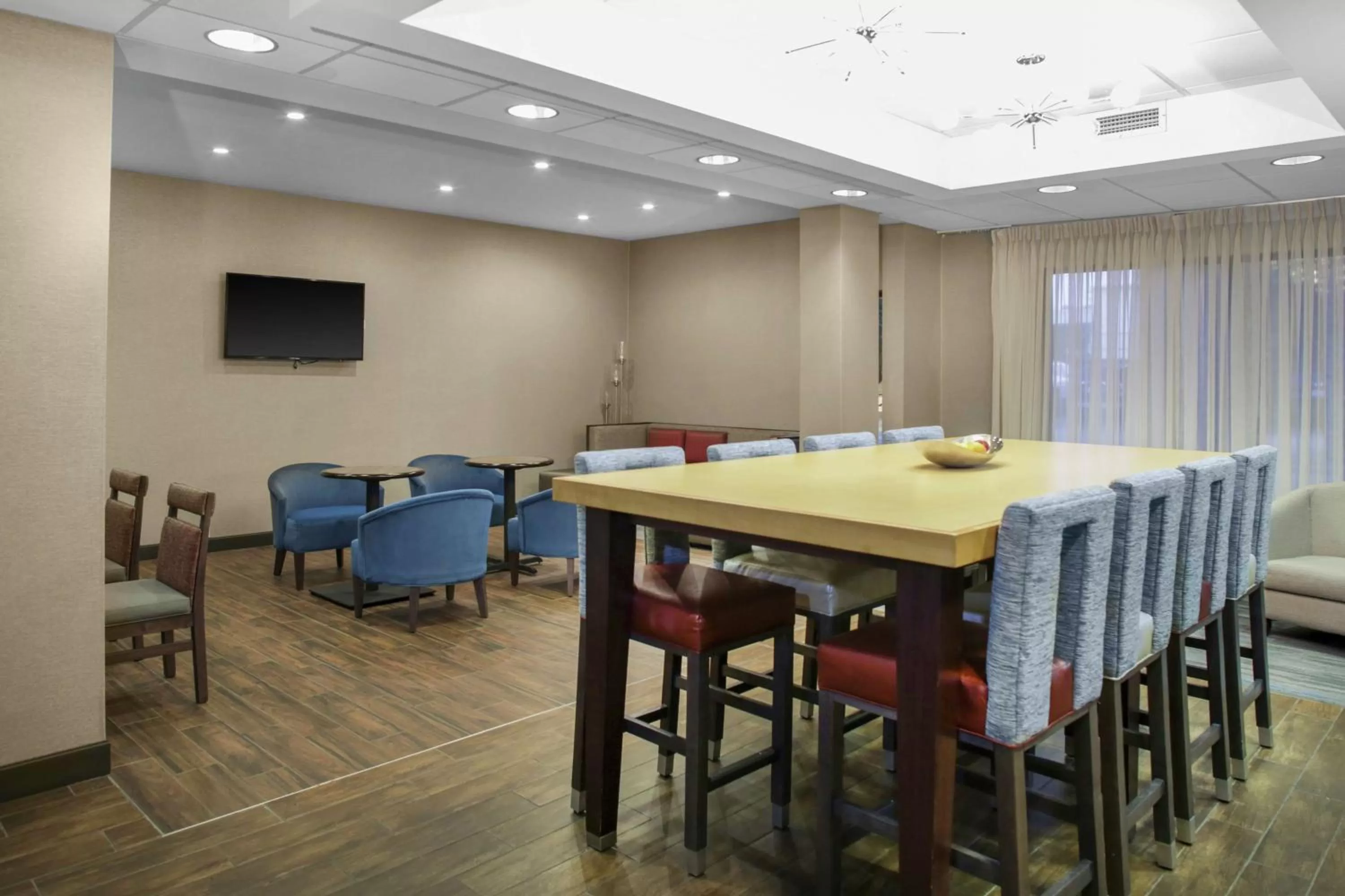 Dining area in Hampton Inn Chicago Elgin/I-90
