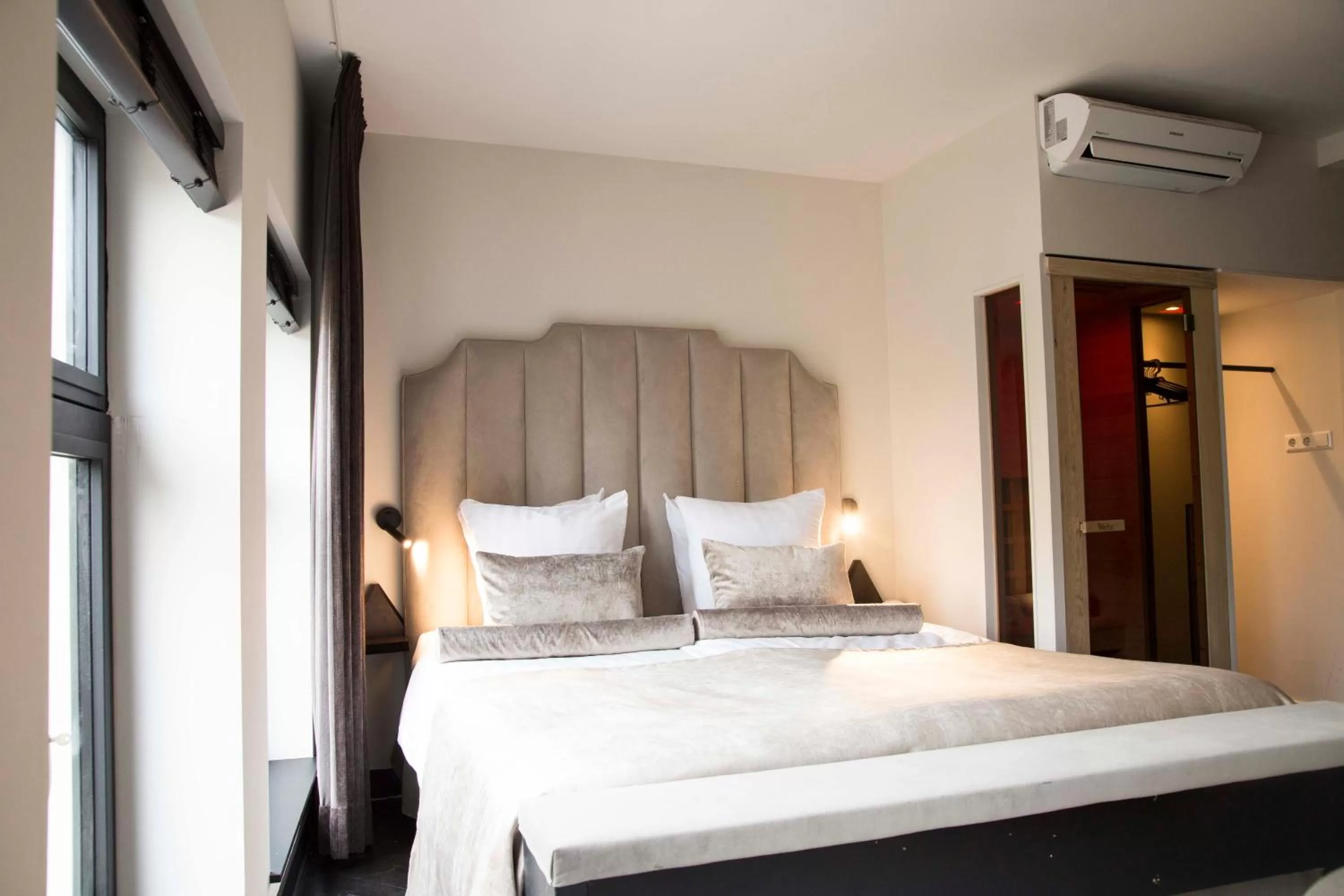 Photo of the whole room, Bed in House of Amstel