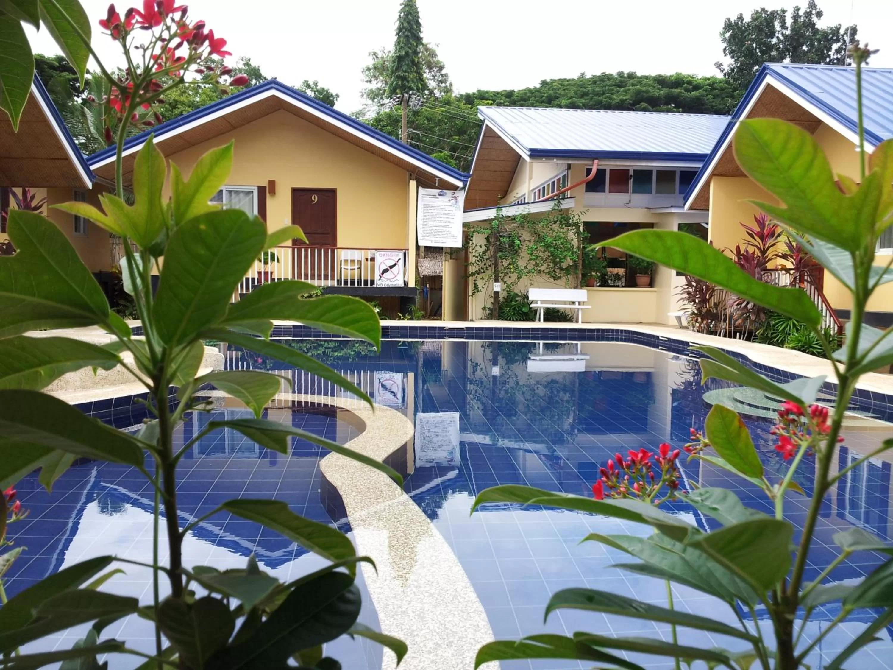 Swimming pool in Blue Lagoon Inn & Suites