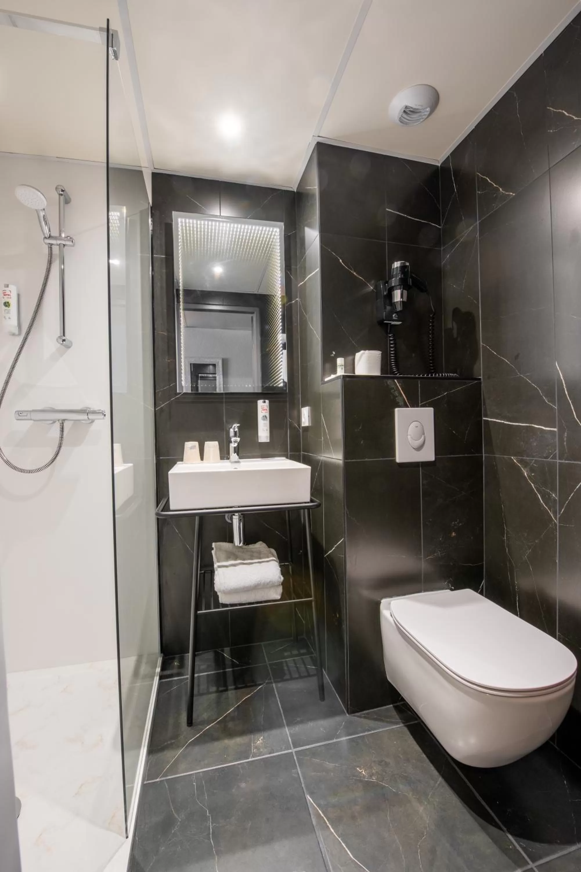 Bathroom in Cit'Hotel Stim'Otel