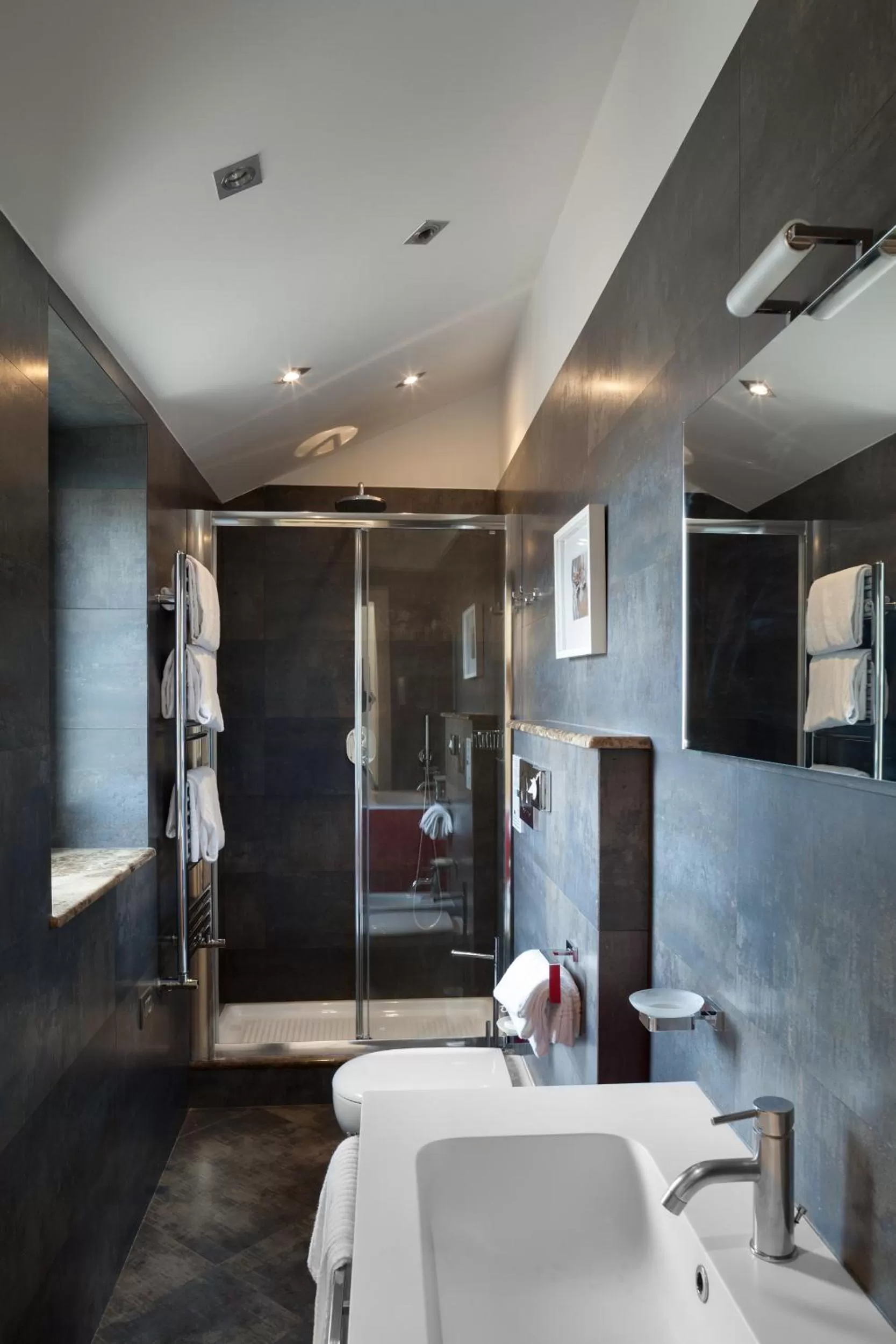 Bathroom, Bed in Hotel Executive