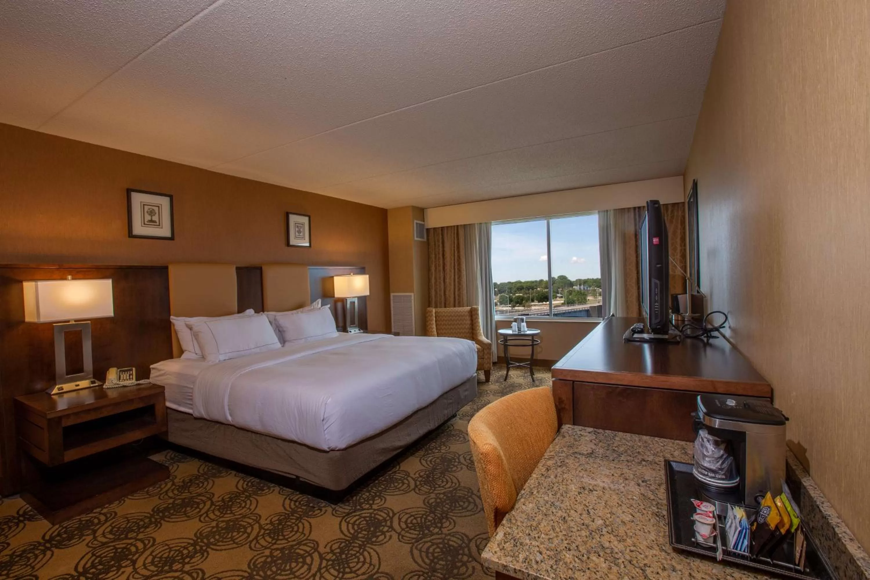 Bedroom, Bed in DoubleTree by Hilton Bay City - Riverfront