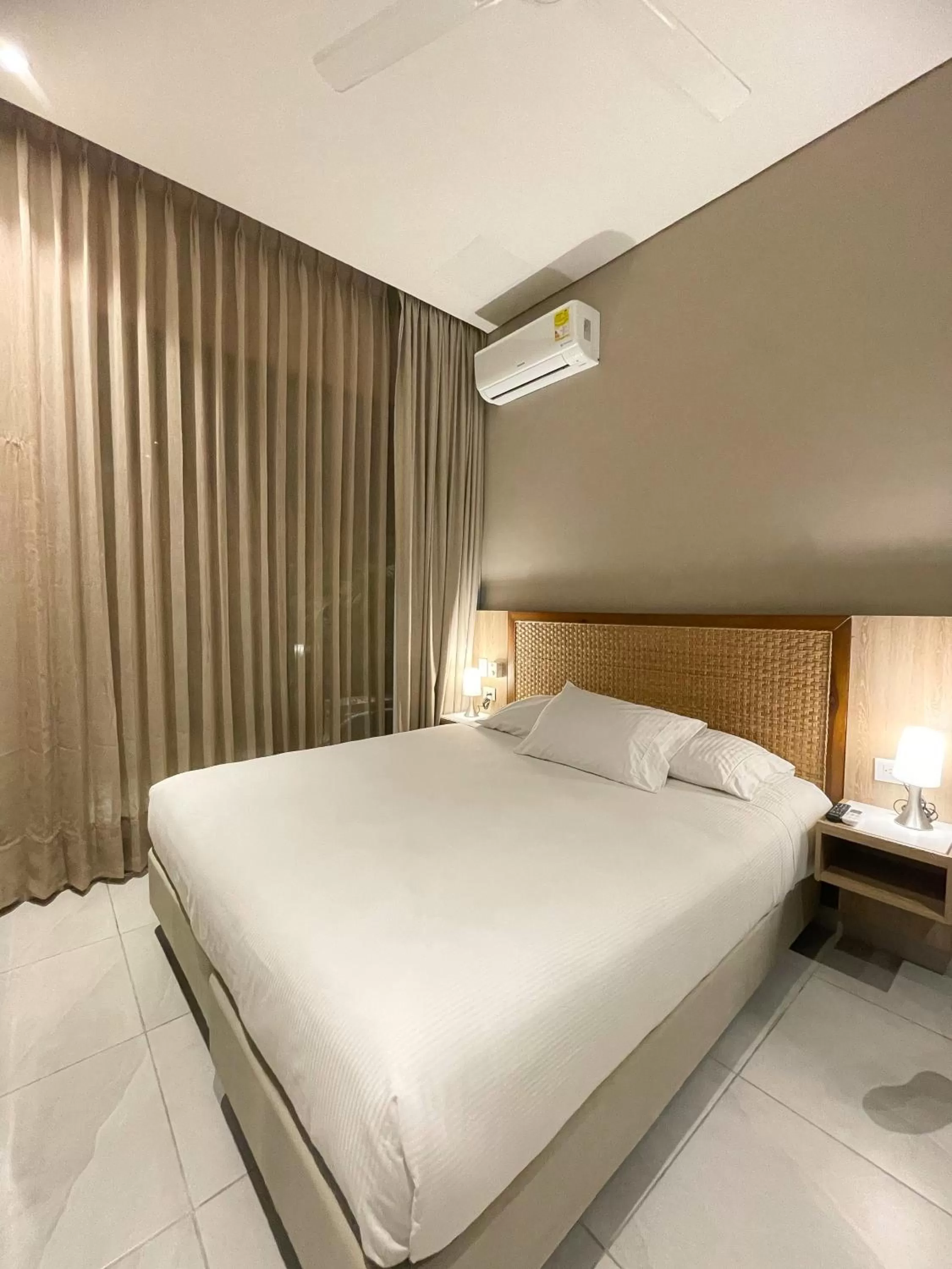 Bedroom, Bed in FR Hotel