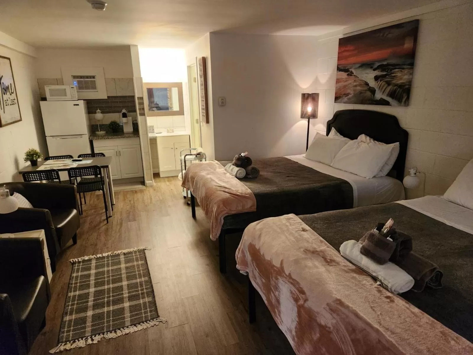 Bed in Rolling Hills Motel