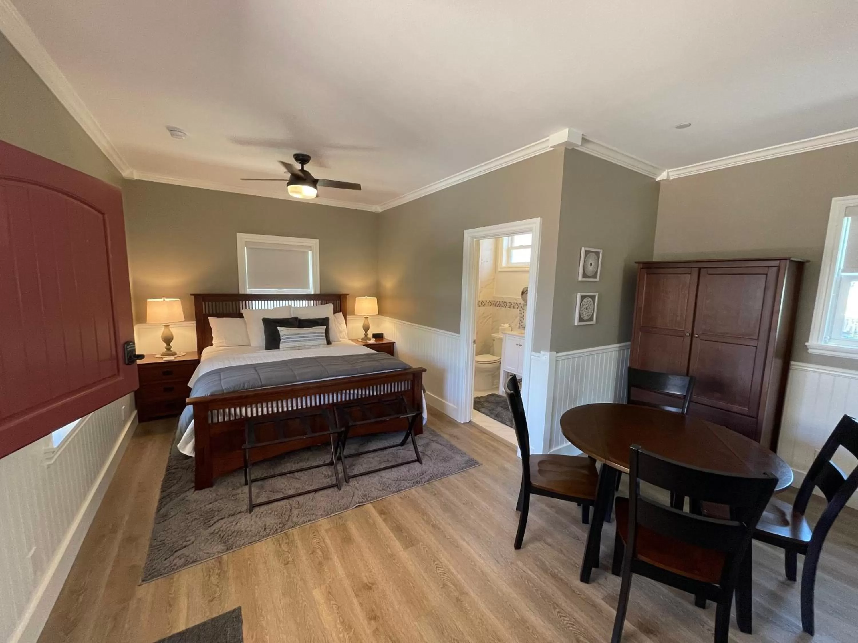 Bed in ForFriends Inn Wine Country Bed and Breakfast