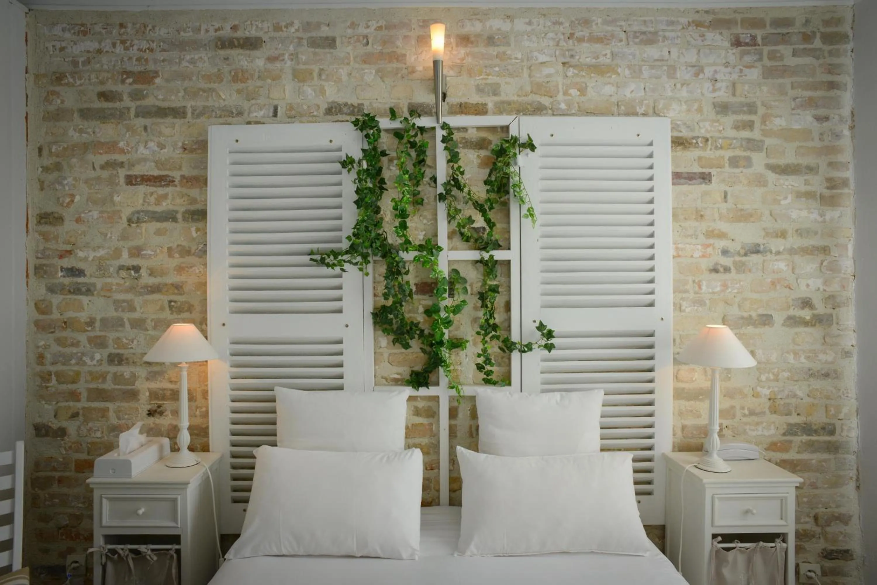 Photo of the whole room, Bed in Logis Hôtel Restaurant l'Auberge Normande