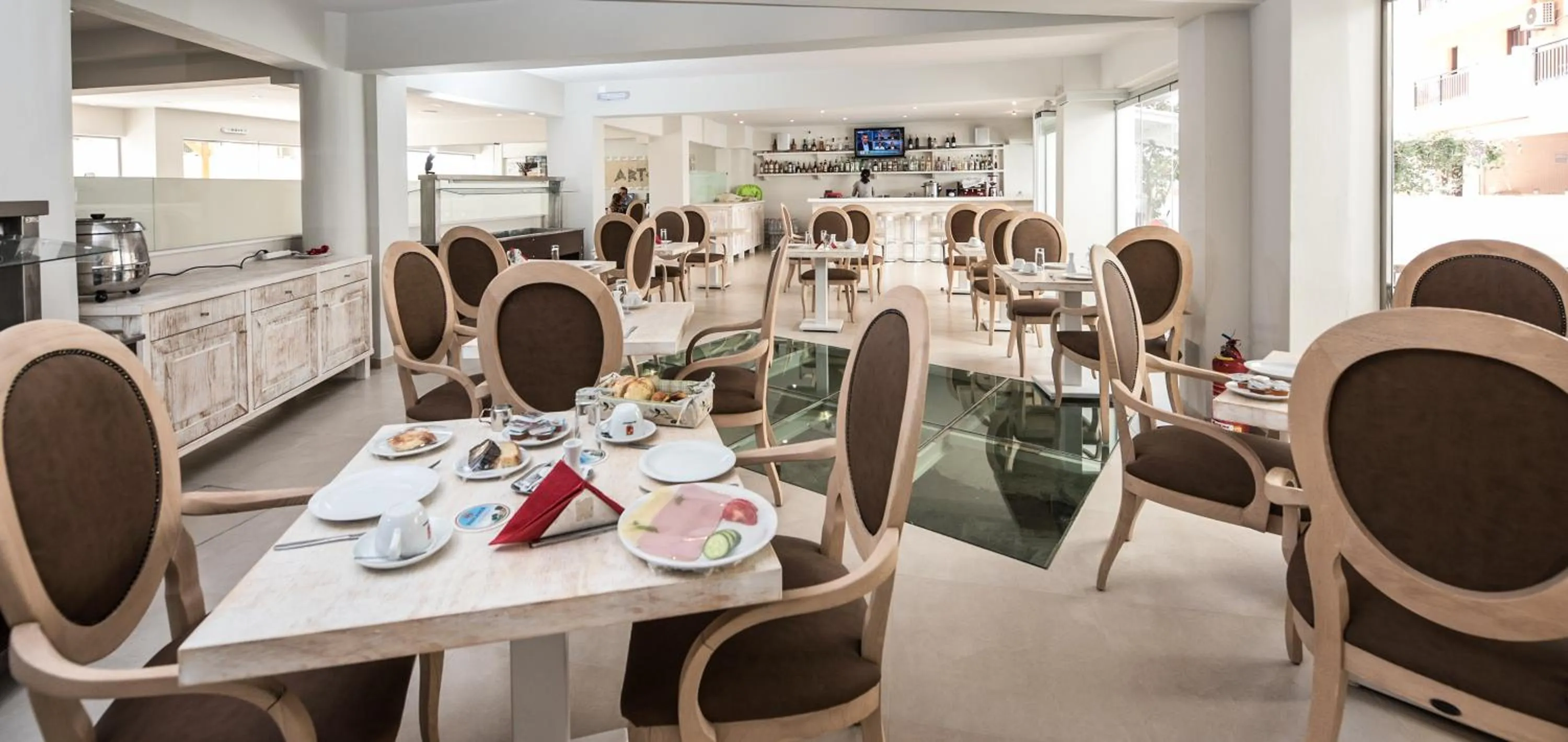 Restaurant/places to eat in Artemis Hotel Apartments