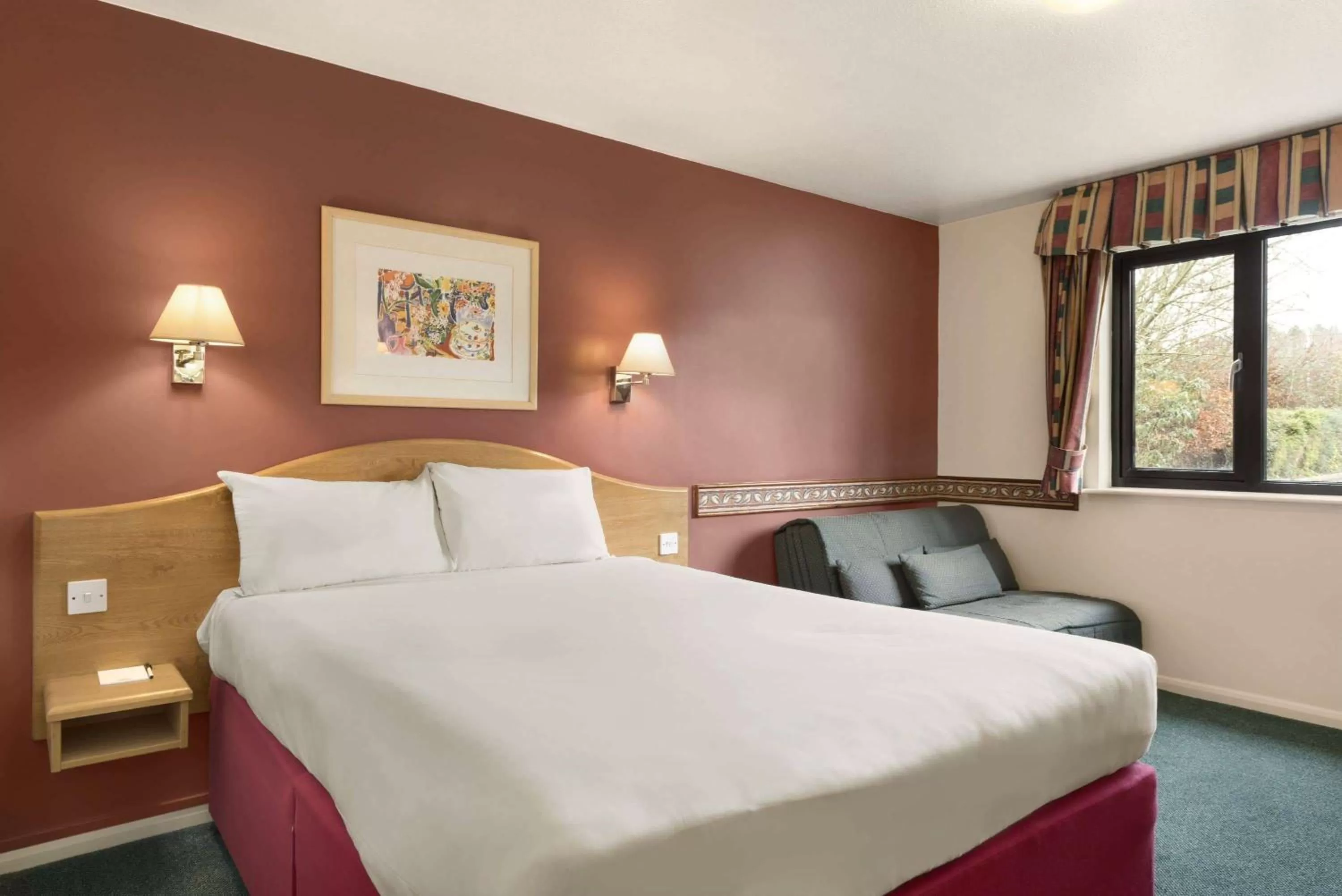 Photo of the whole room, Bed in Days Inn Michaelwood M5