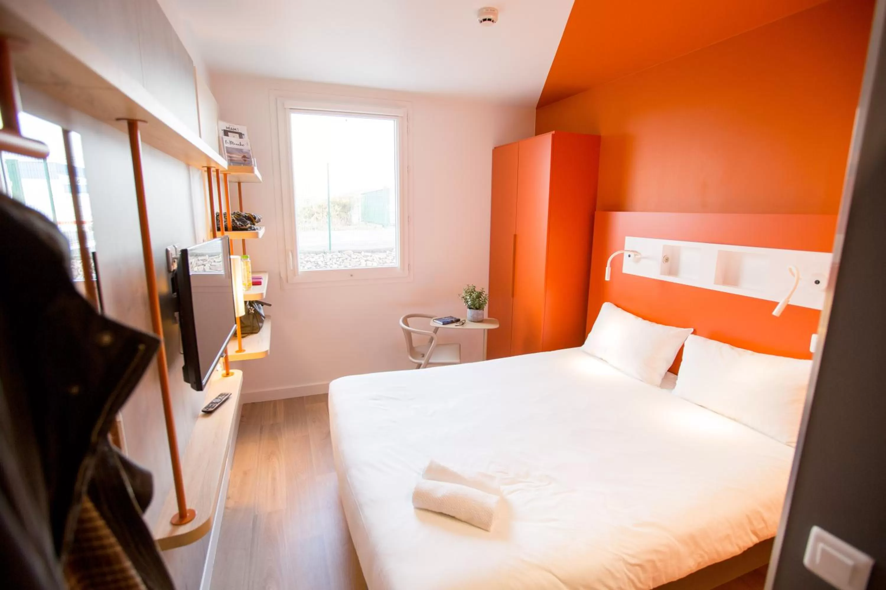 Photo of the whole room, Bed in ibis budget Cherbourg - La Glacerie