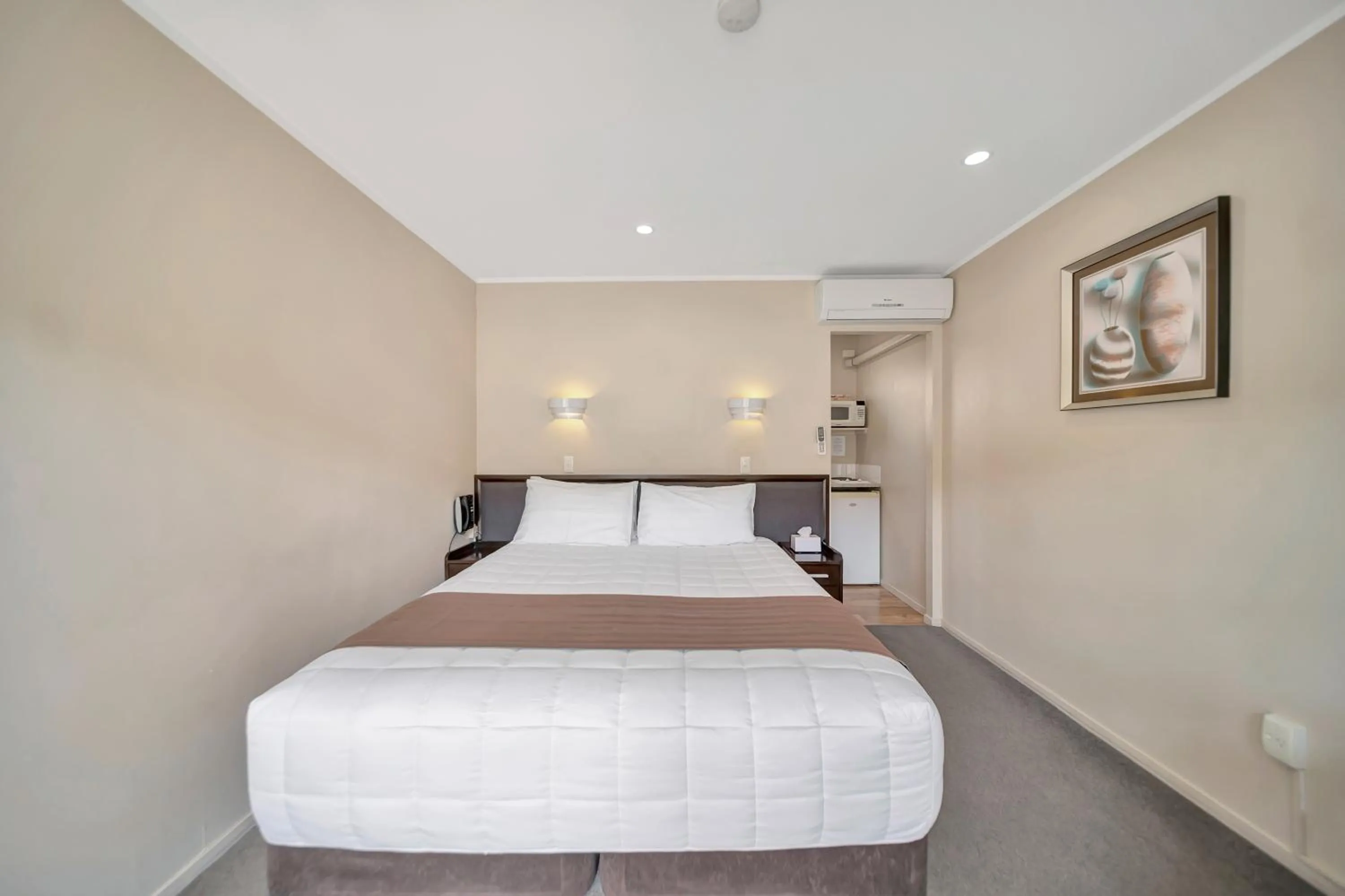 Bed in Tudor Court Motor Lodge