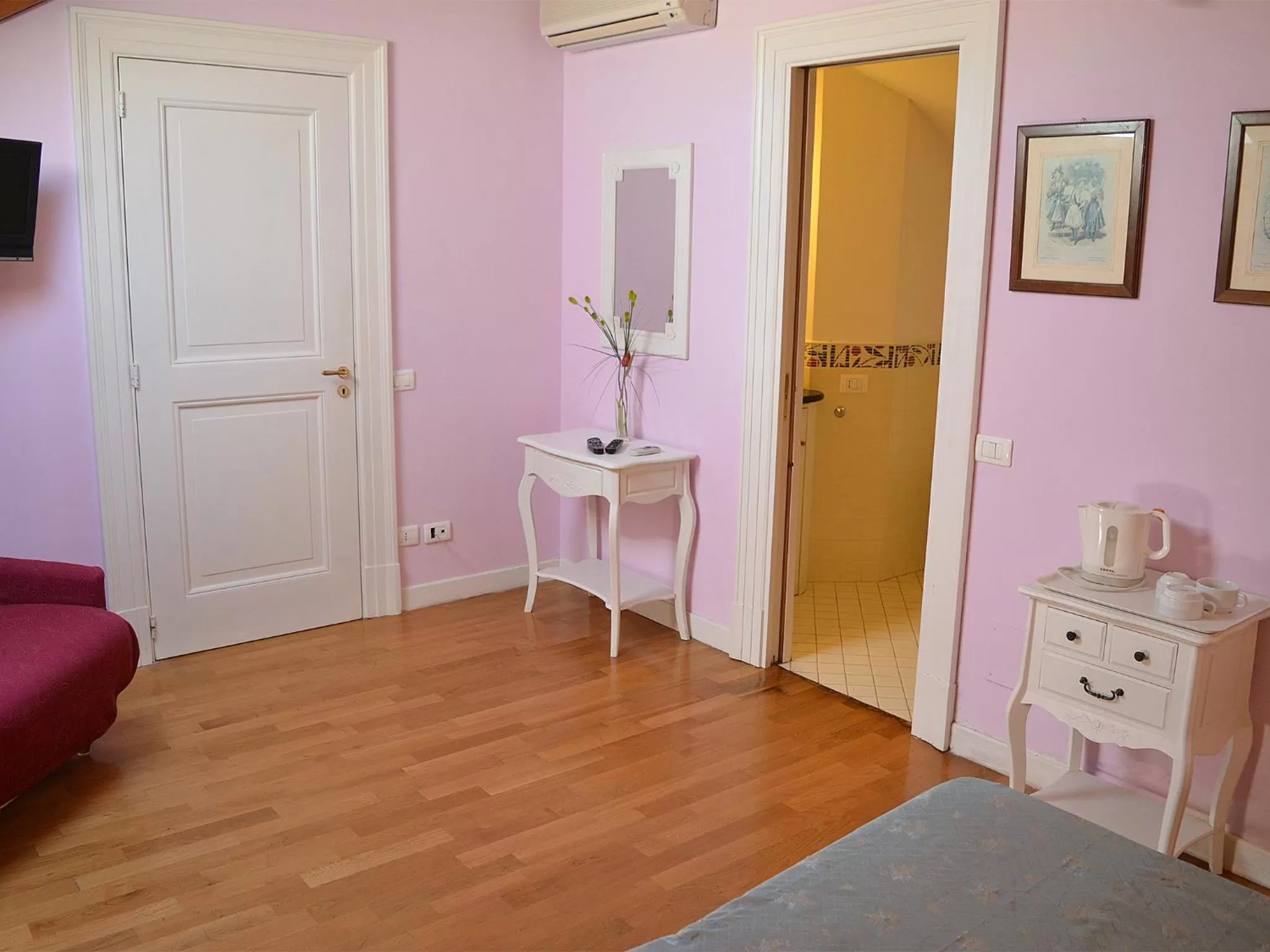 Photo of the whole room in The Secret Garden Relais