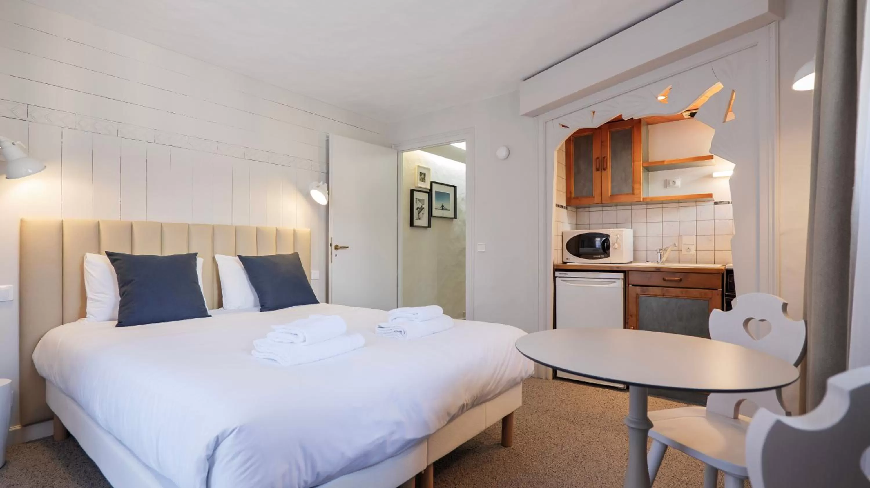 Kitchen or kitchenette, Bed in Hôtel des 2 Gares