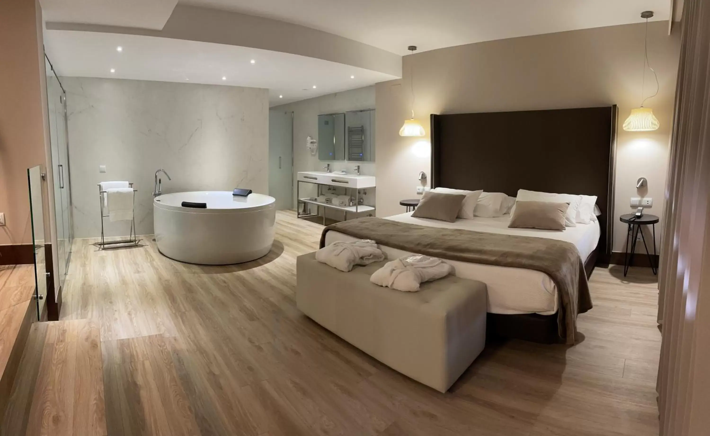 Habitación Deluxe con cama extragrande in Hotel Maria Cristina Habitación Deluxe con cama extragrande in Hotel Maria Cristina