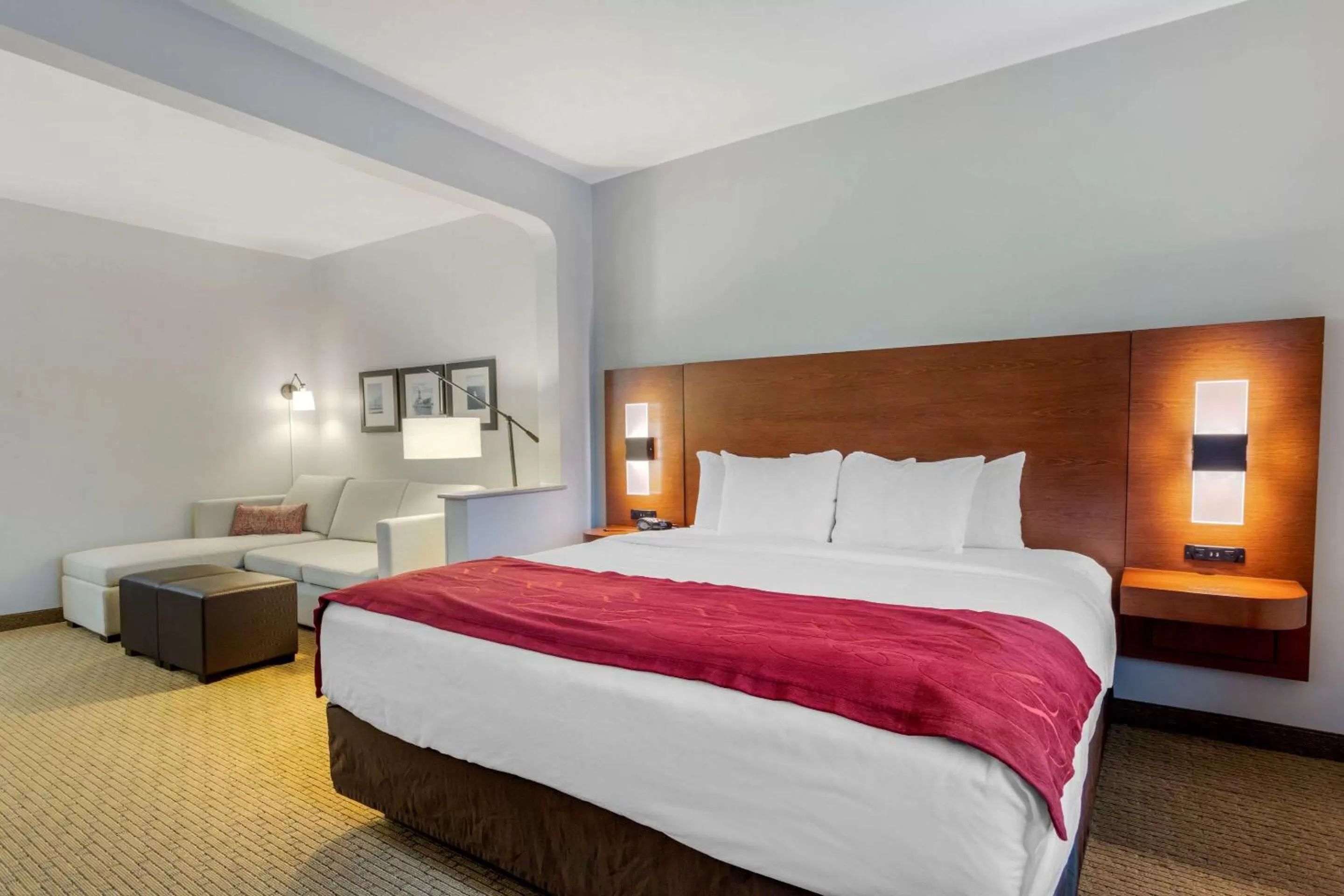 Bedroom, Bed in Comfort Suites La Porte - Baytown