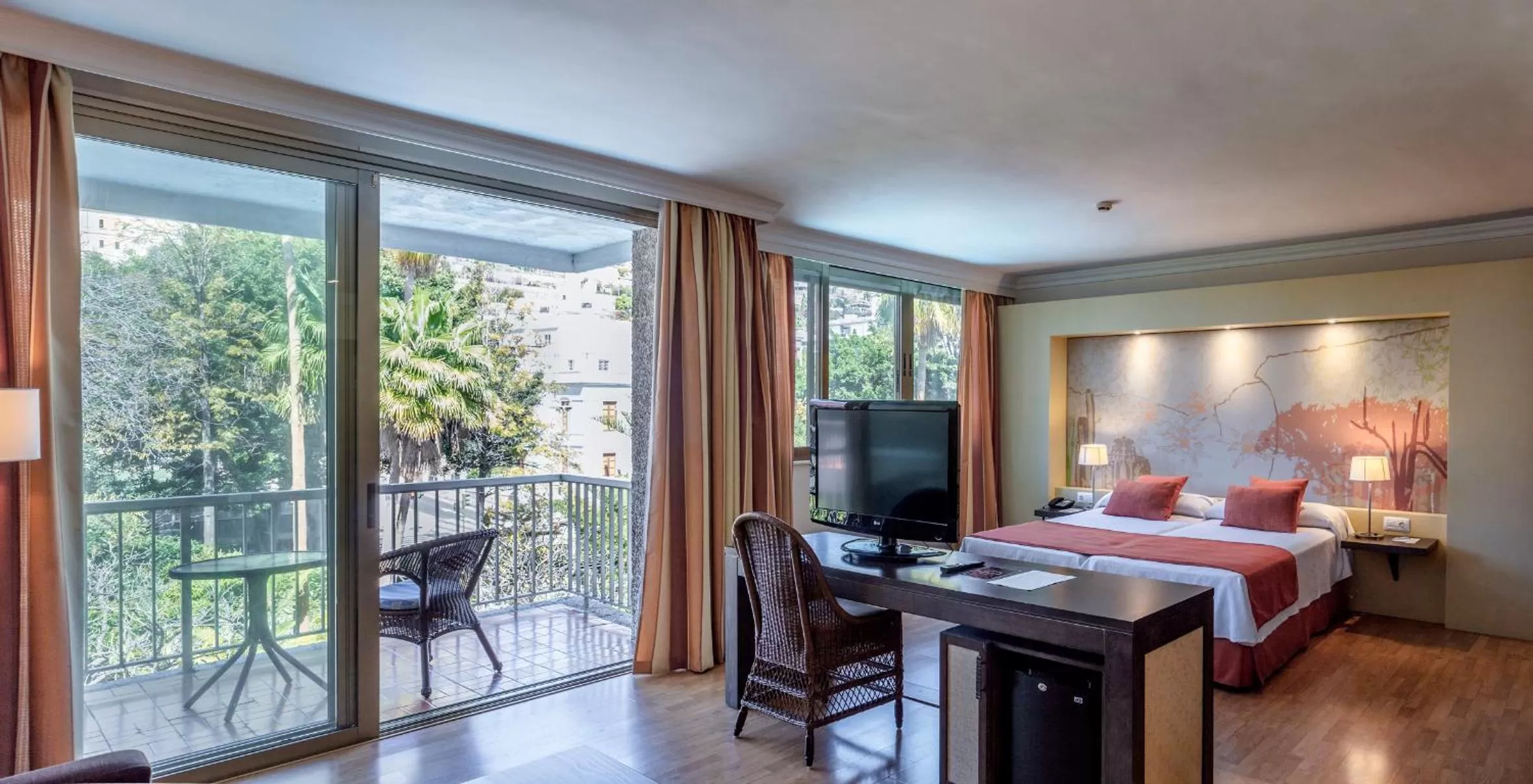 View (from property/room), Bed in Hotel Colon Rambla