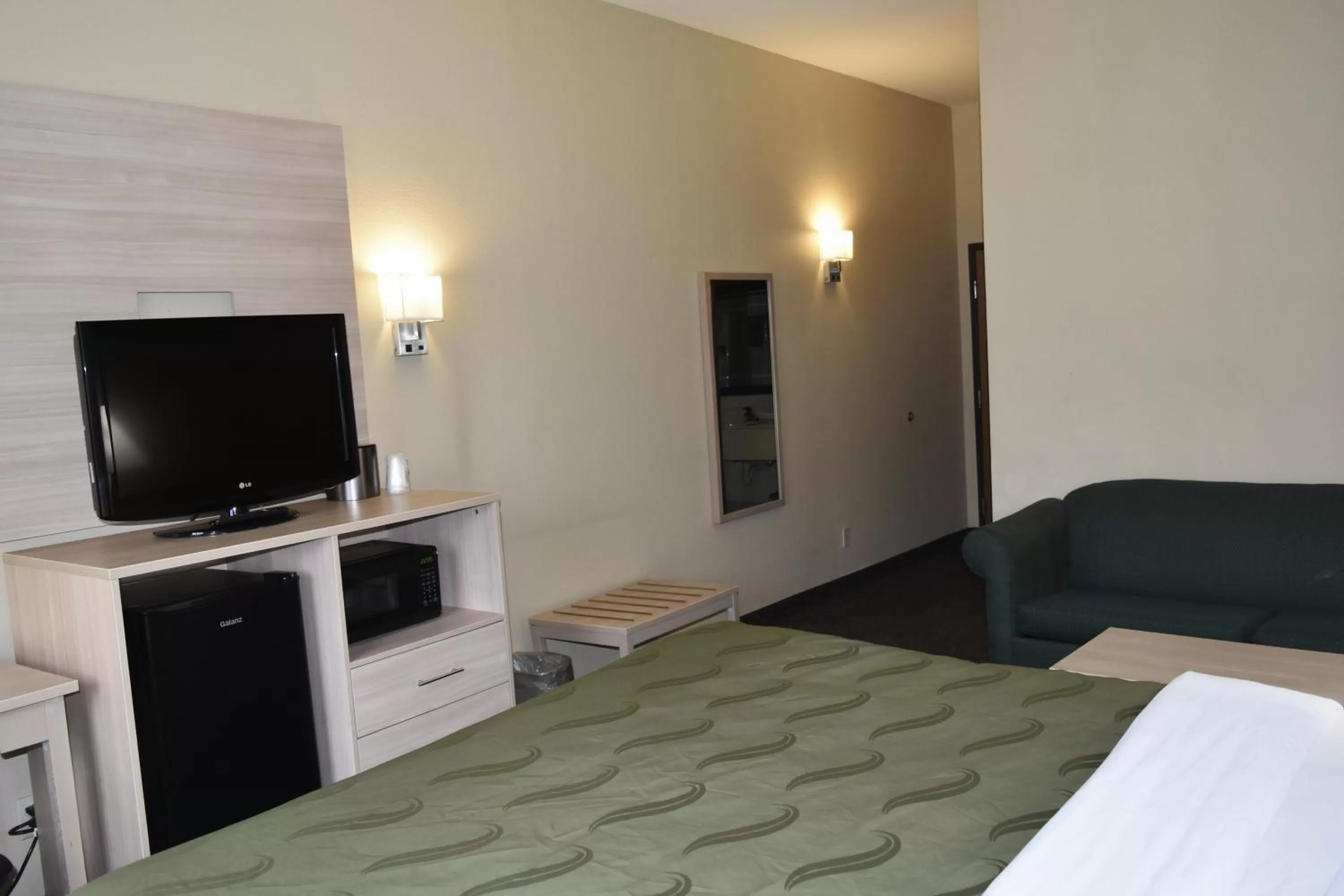 Bed in Quality Inn & Suites Brooks Louisville South