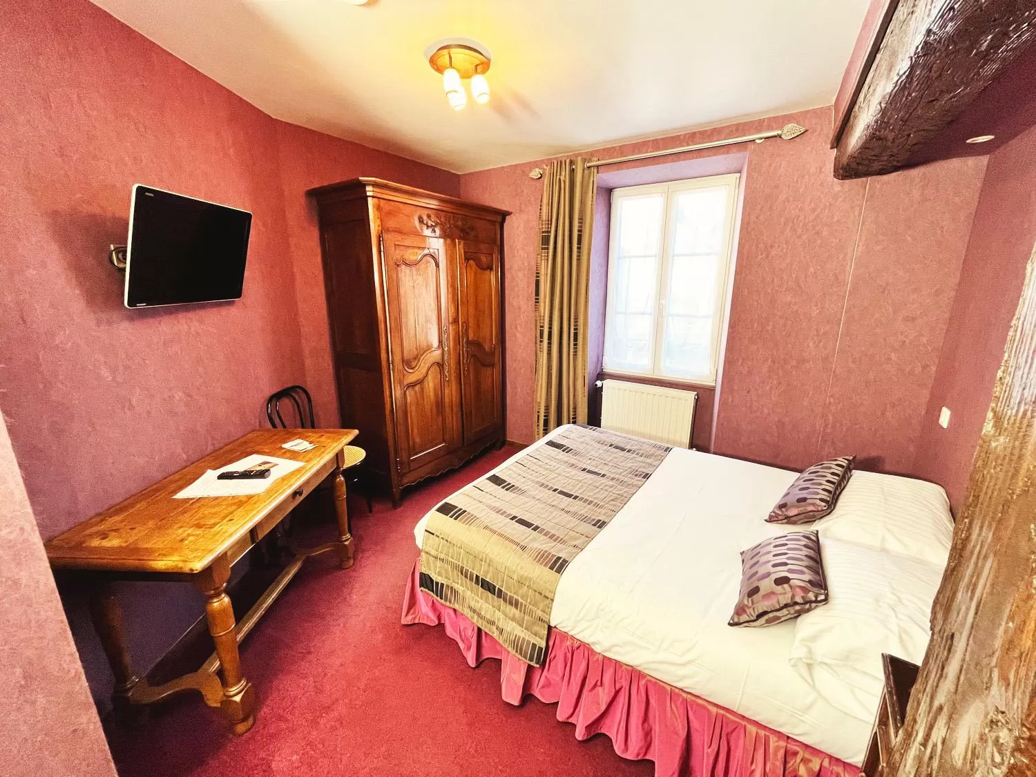 TV/Entertainment Center in Hotel De La Poste