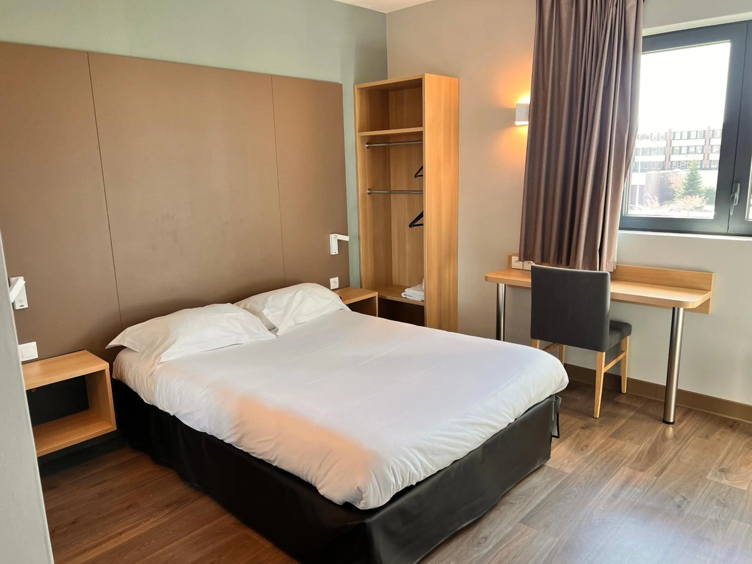 Photo of the whole room, Bed in Campanile Metz Nord - Woippy- Porte du Luxembourg A31