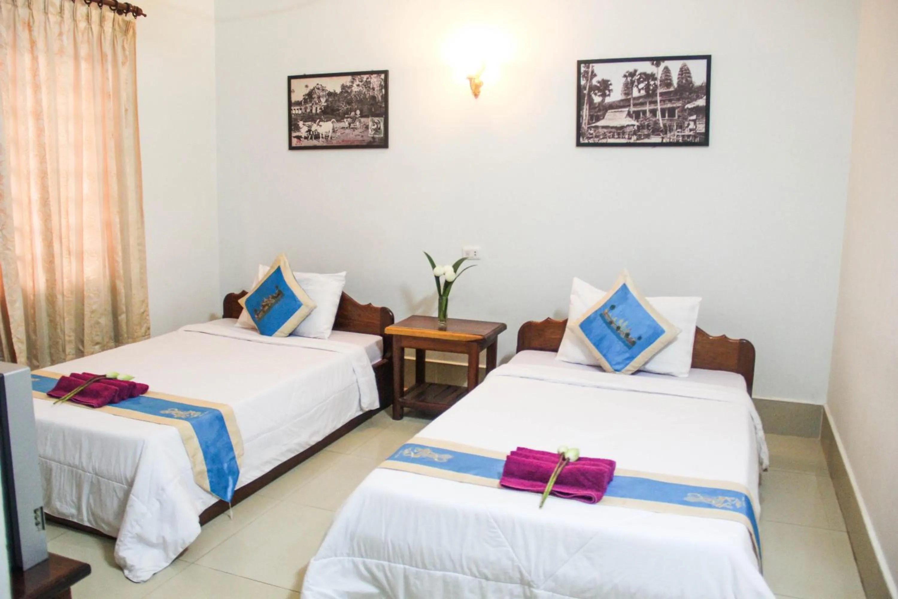 Photo of the whole room, Bed in Tropical Breeze