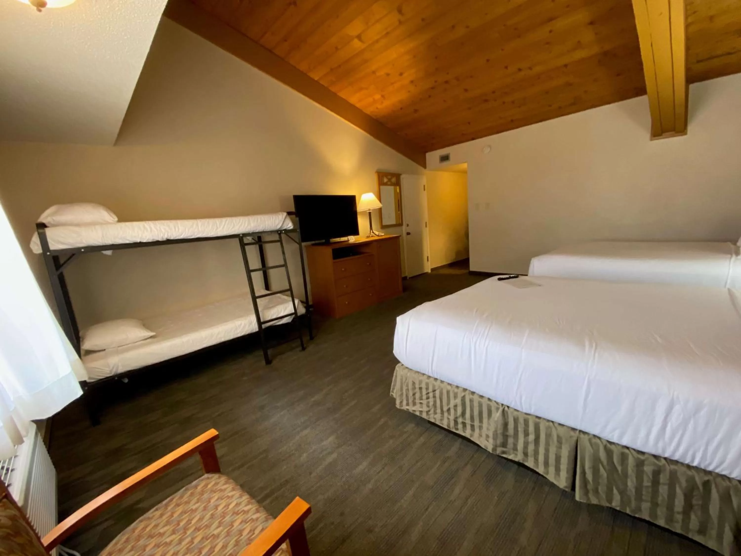 Photo of the whole room, Bed in Best Western Sheridan Center