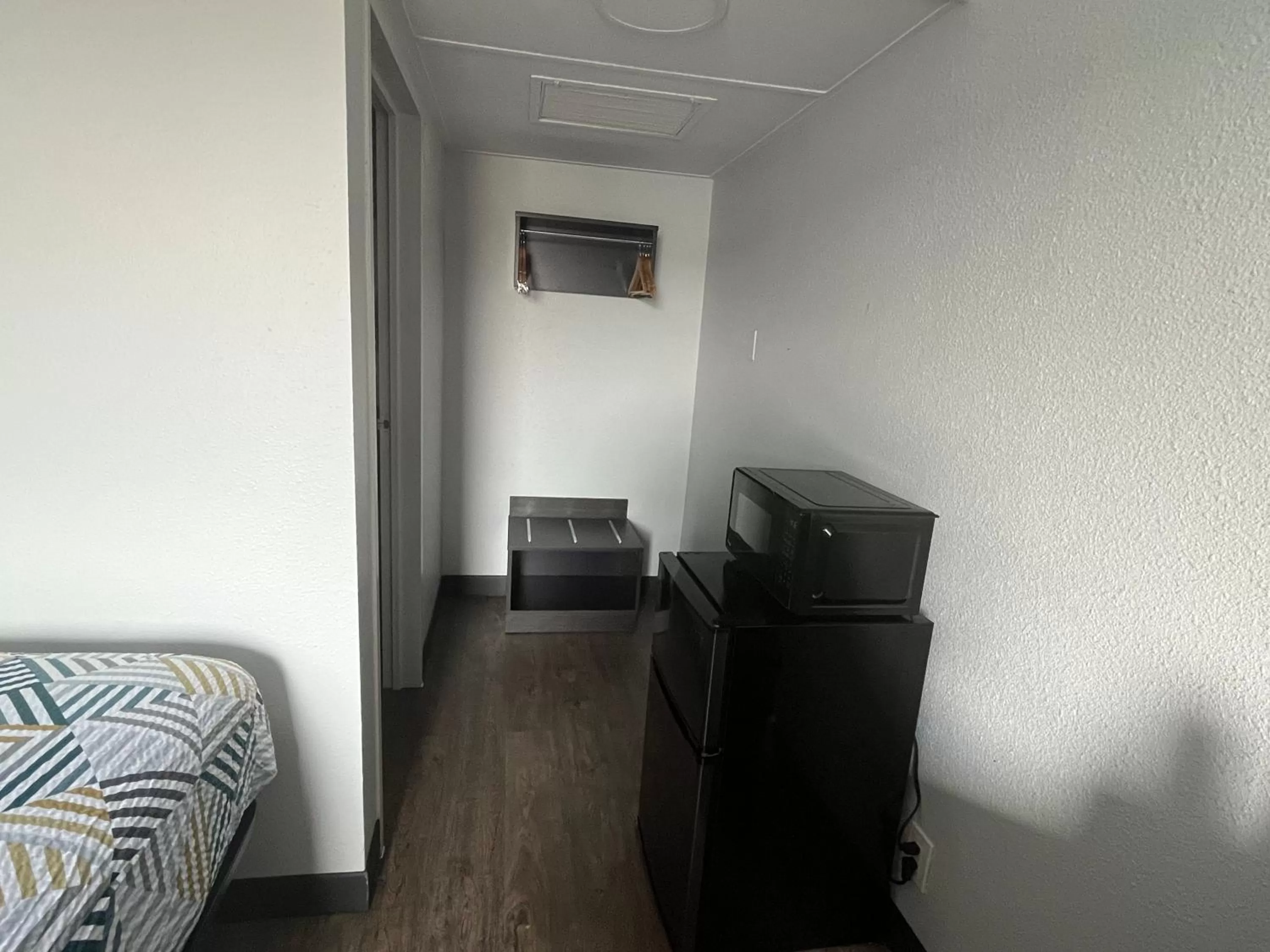 hair dresser, Bed in Motel 6-Wichita, KS - AIRPORT