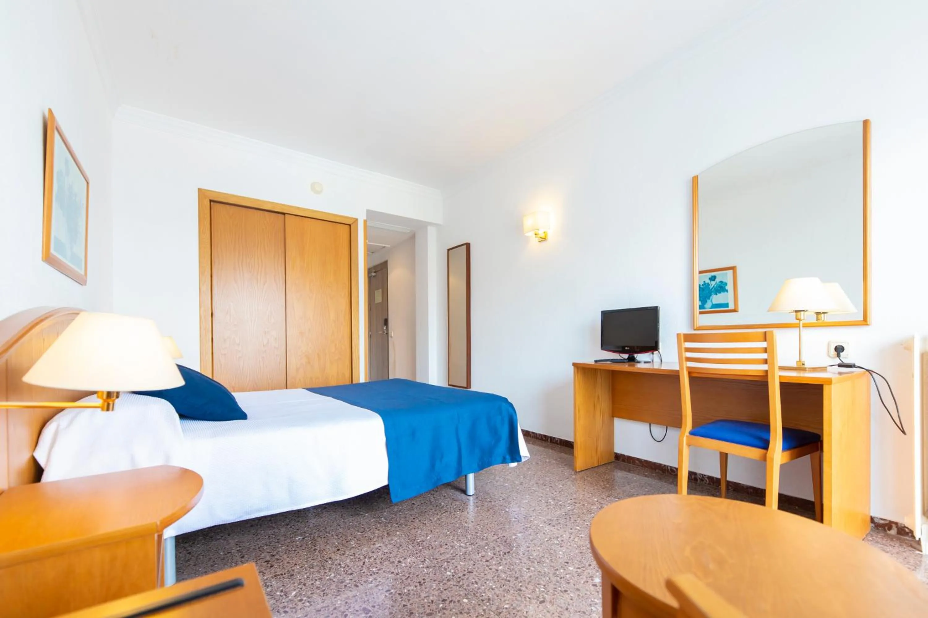 Photo of the whole room, Bed in Hotel Ramblamar