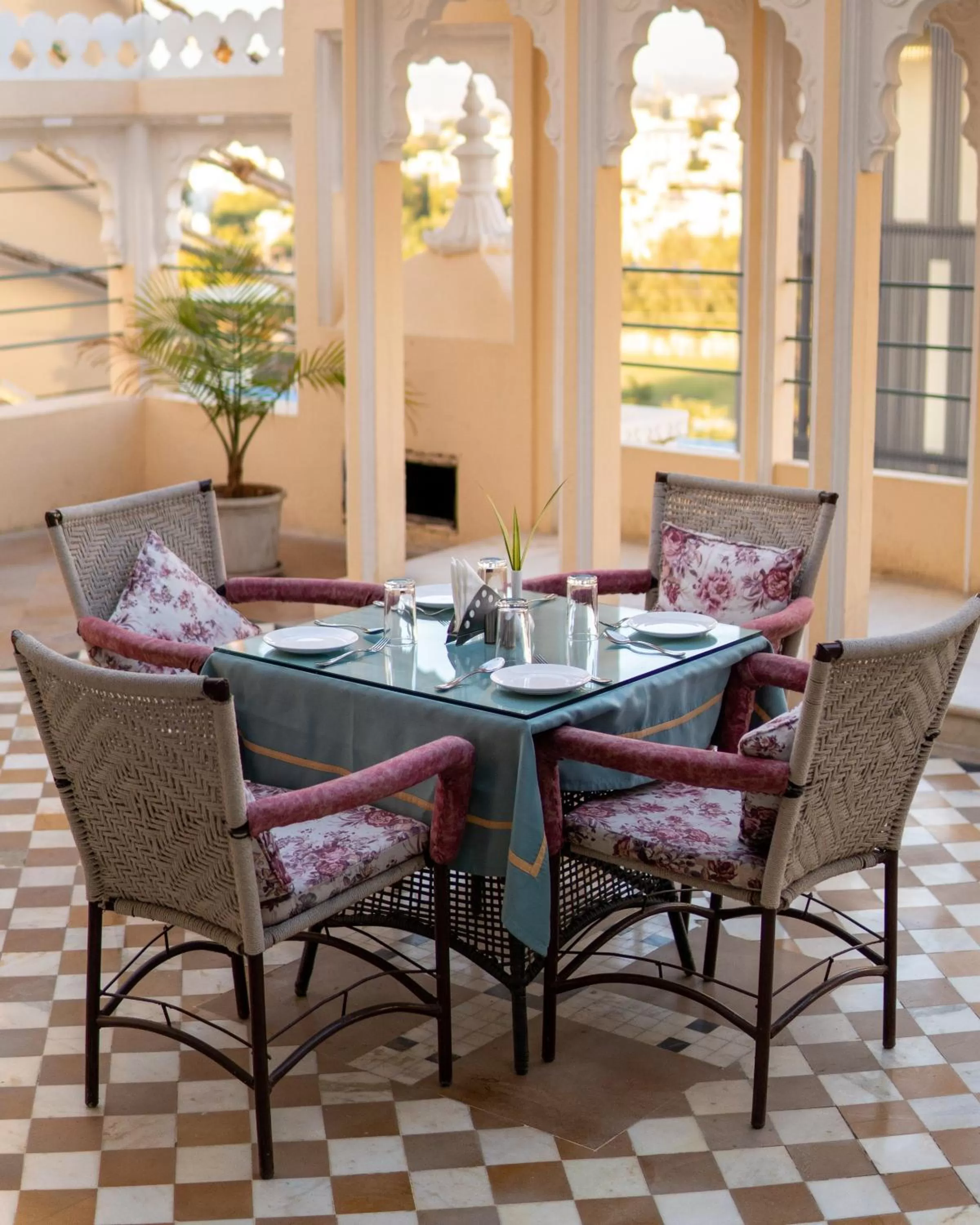 Restaurant/places to eat in Amar Kothi