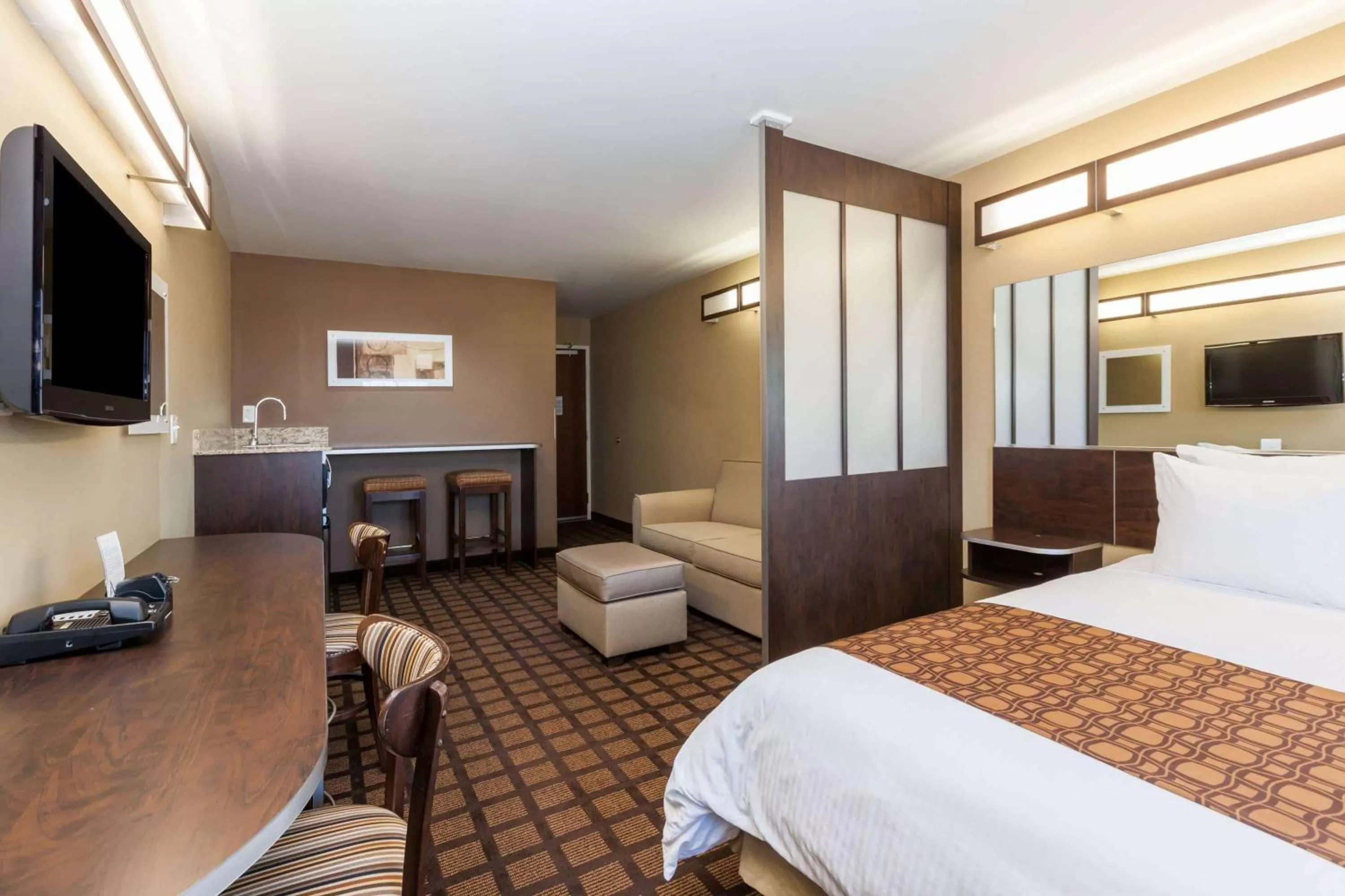 Photo of the whole room, Bed in Microtel Inn & Suites by Wyndham Wheeler Ridge