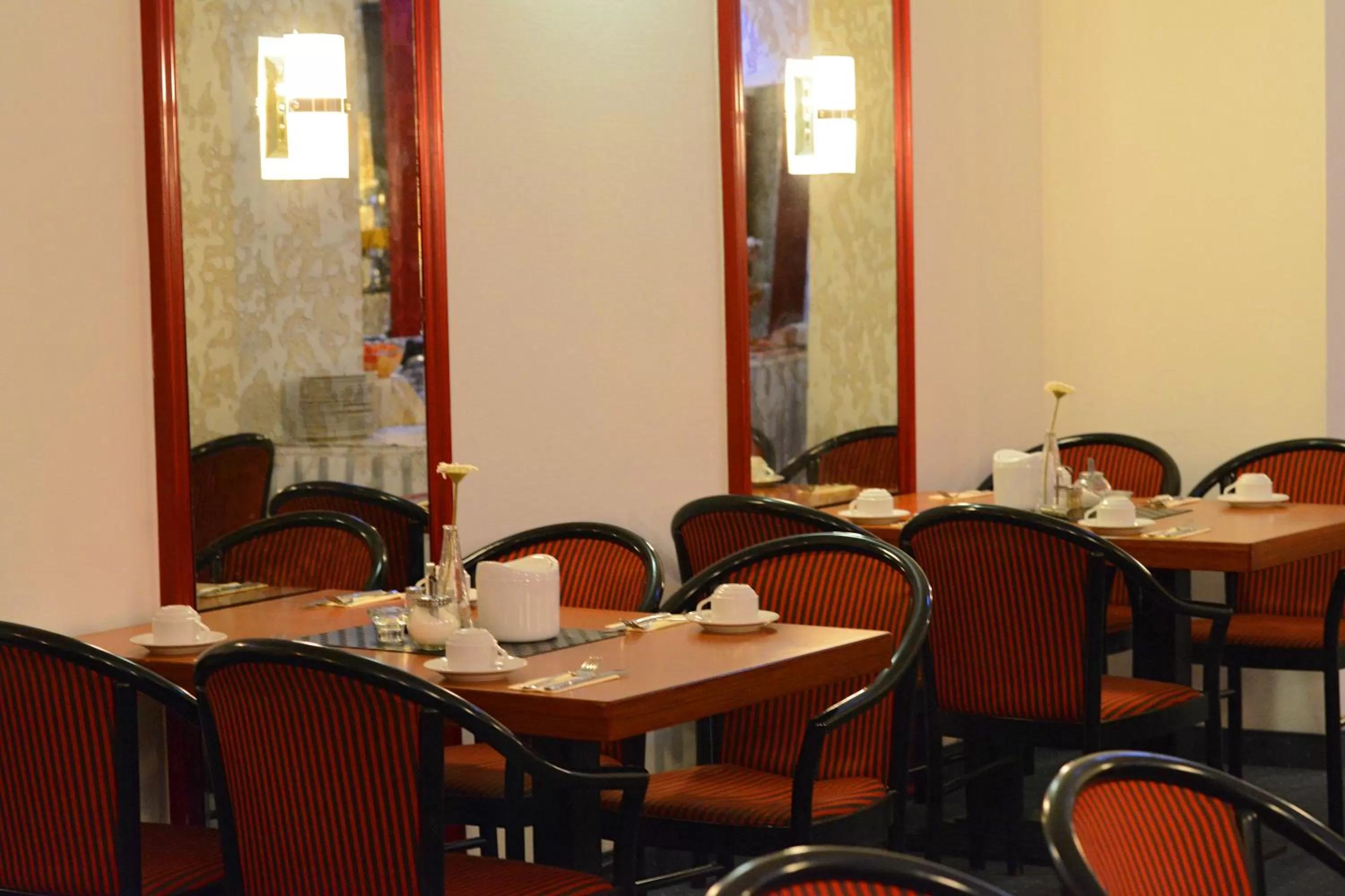 Restaurant/places to eat in INA Hotel Royal
