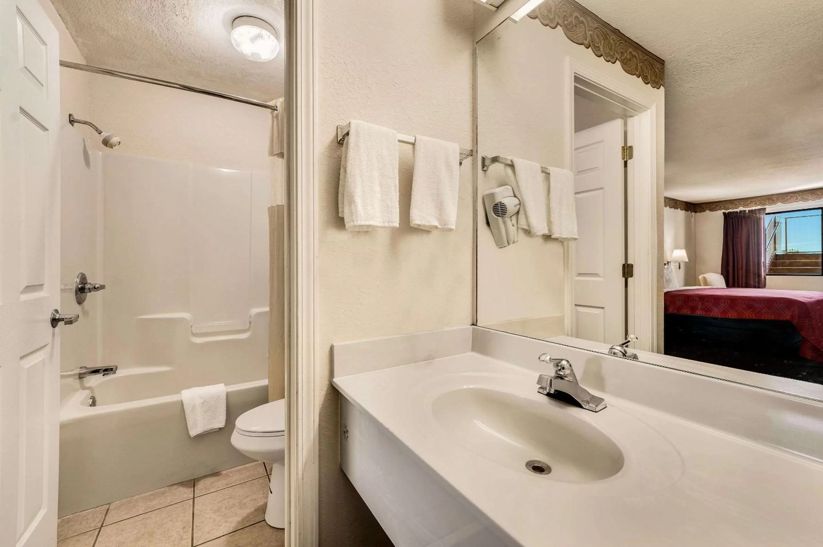 Bathroom in Rodeway Inn Sandersville