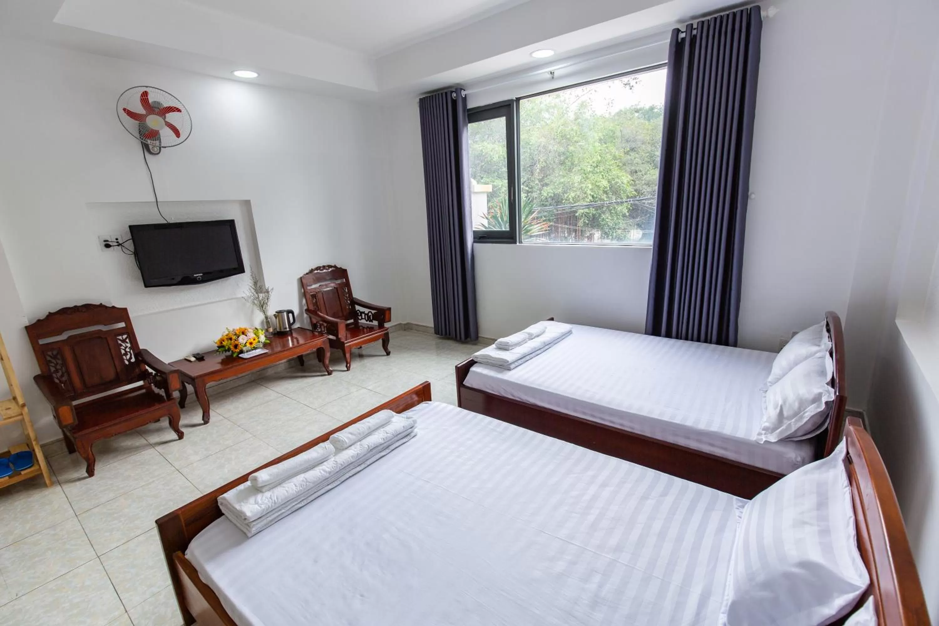 Communal lounge/ TV room, Bed in Hotel Hoa Cúc Phương Dĩ An - Bình Dương