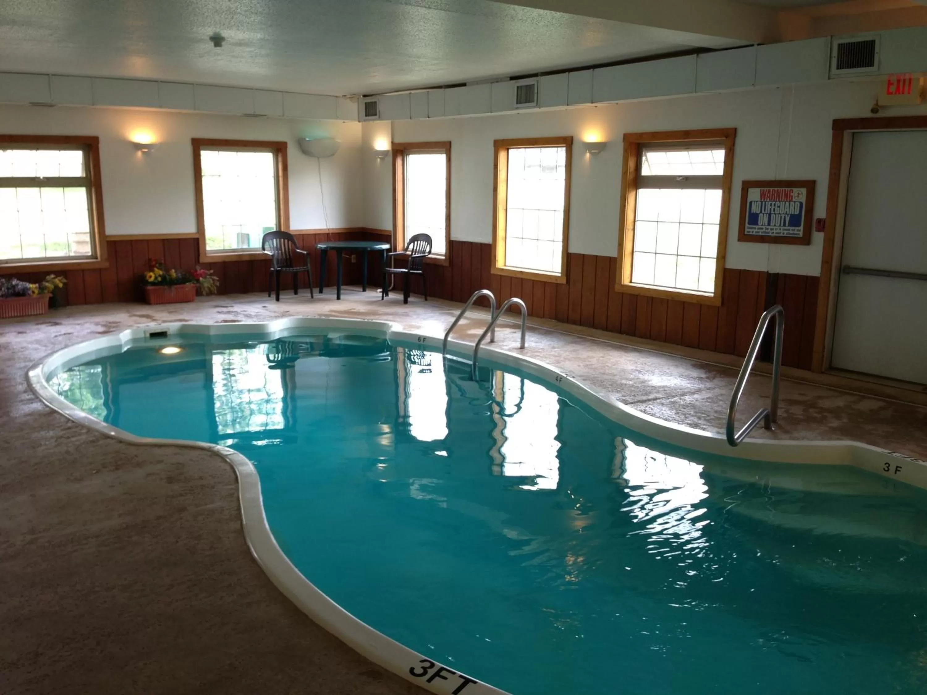 Swimming pool in Range Country Lodging